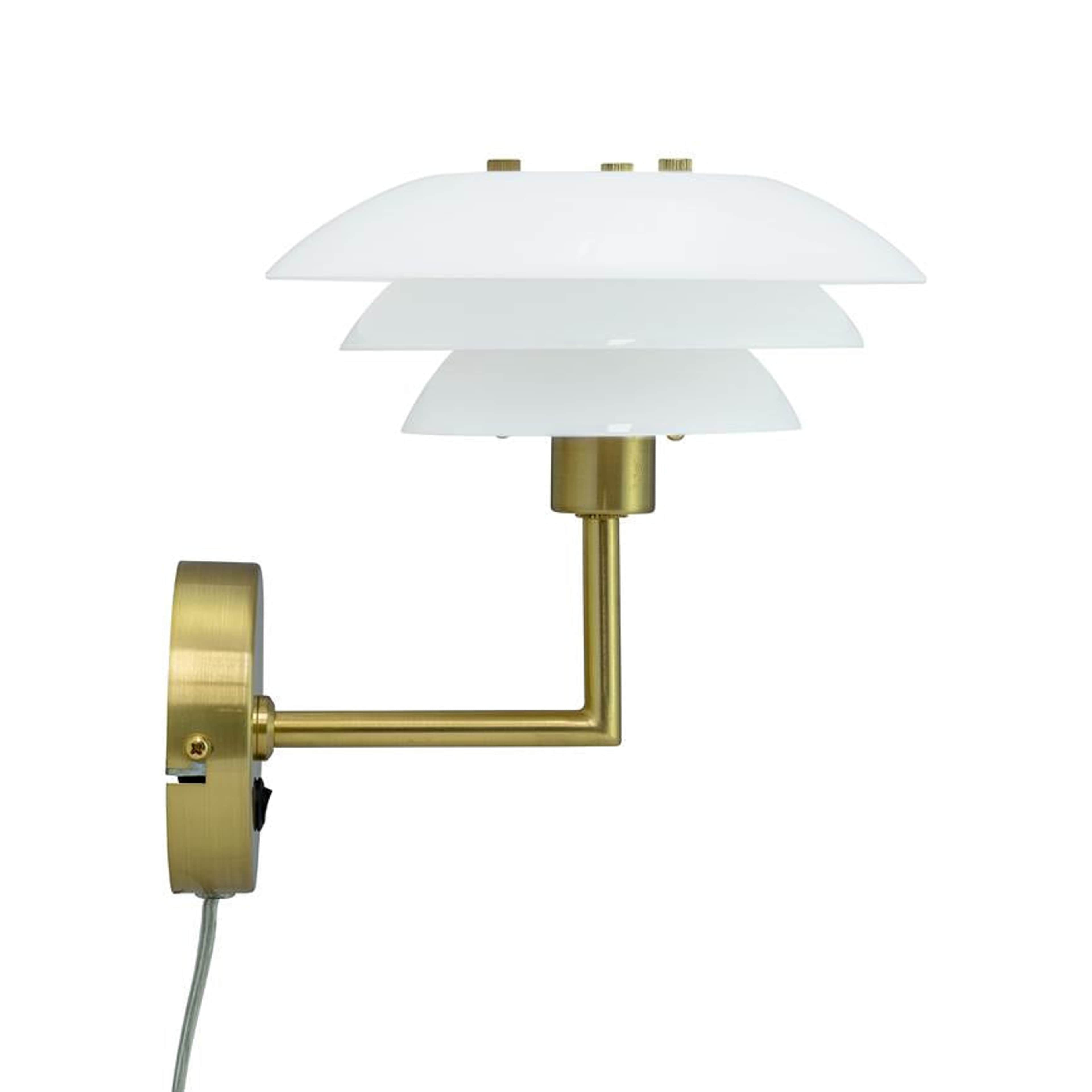 Dl20 Wall Lamp, från Dyberg Larsen, i färgen opal/ brass. Klicka för att öppna bilden i stort format