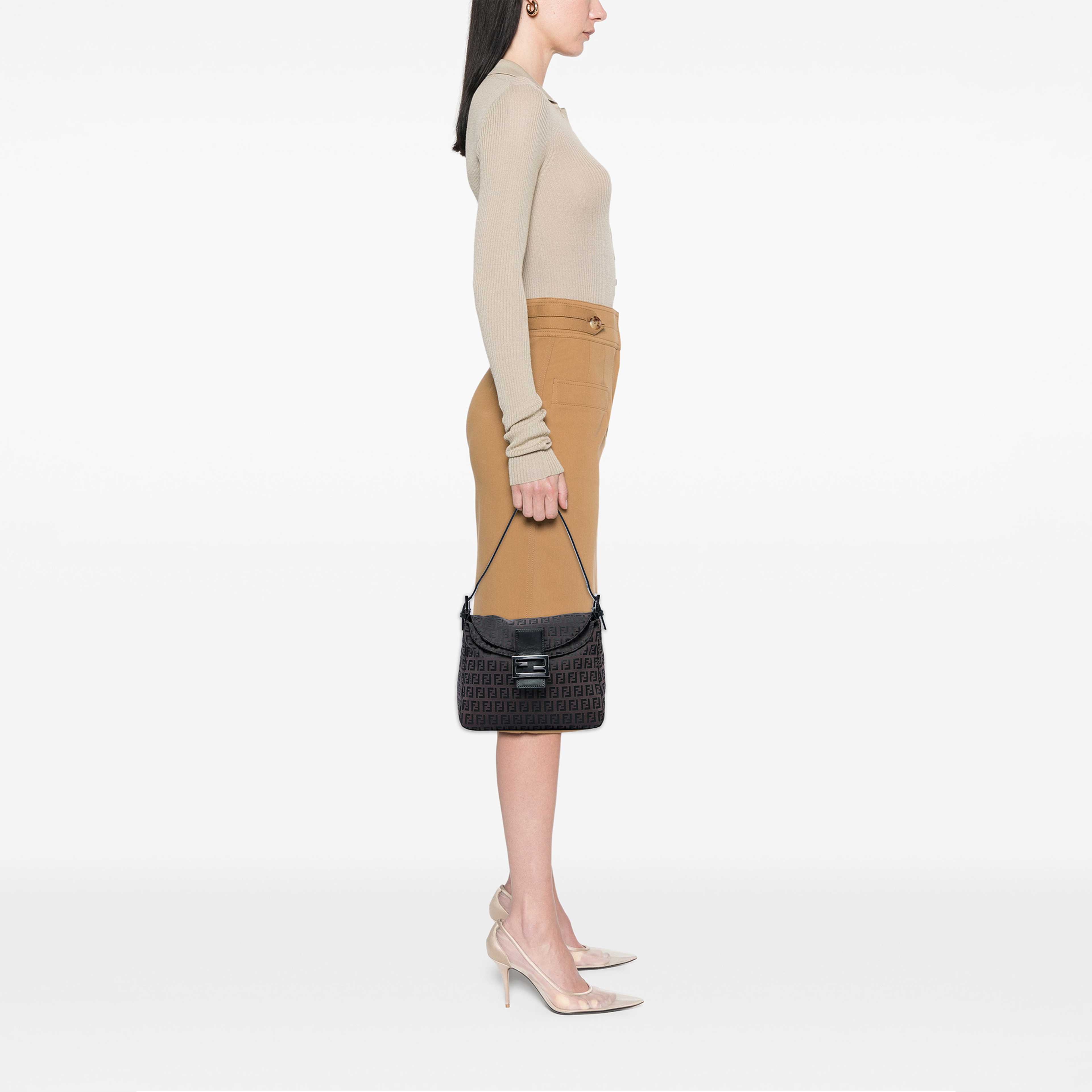 Fendi Zucchino Canvas Double Flap Mamma, från Luxclusif, i färgen brun. Klicka för att öppna bilden i stort format