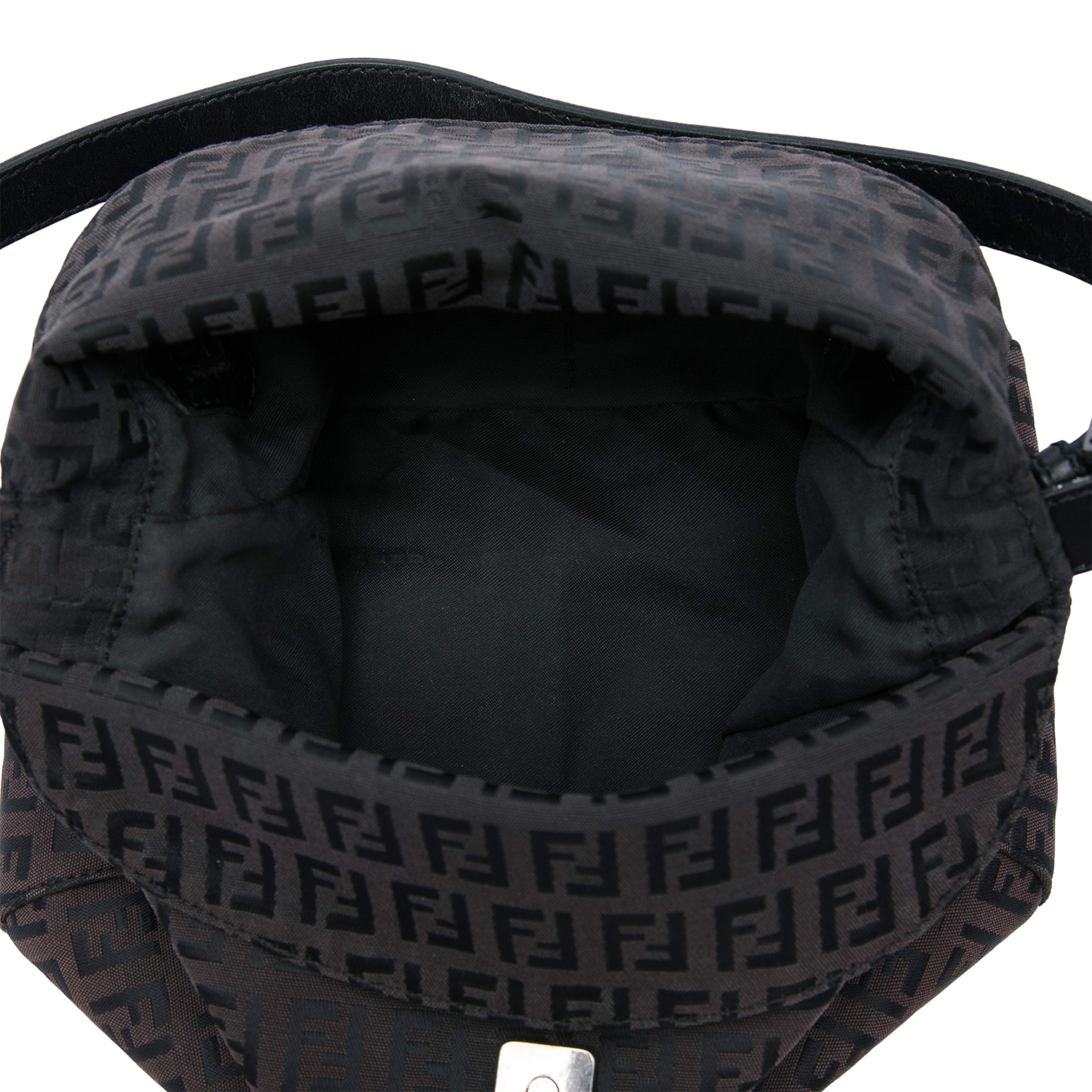 Fendi Zucchino Canvas Double Flap Mamma, från Luxclusif, i färgen brun. Klicka för att öppna bilden i stort format