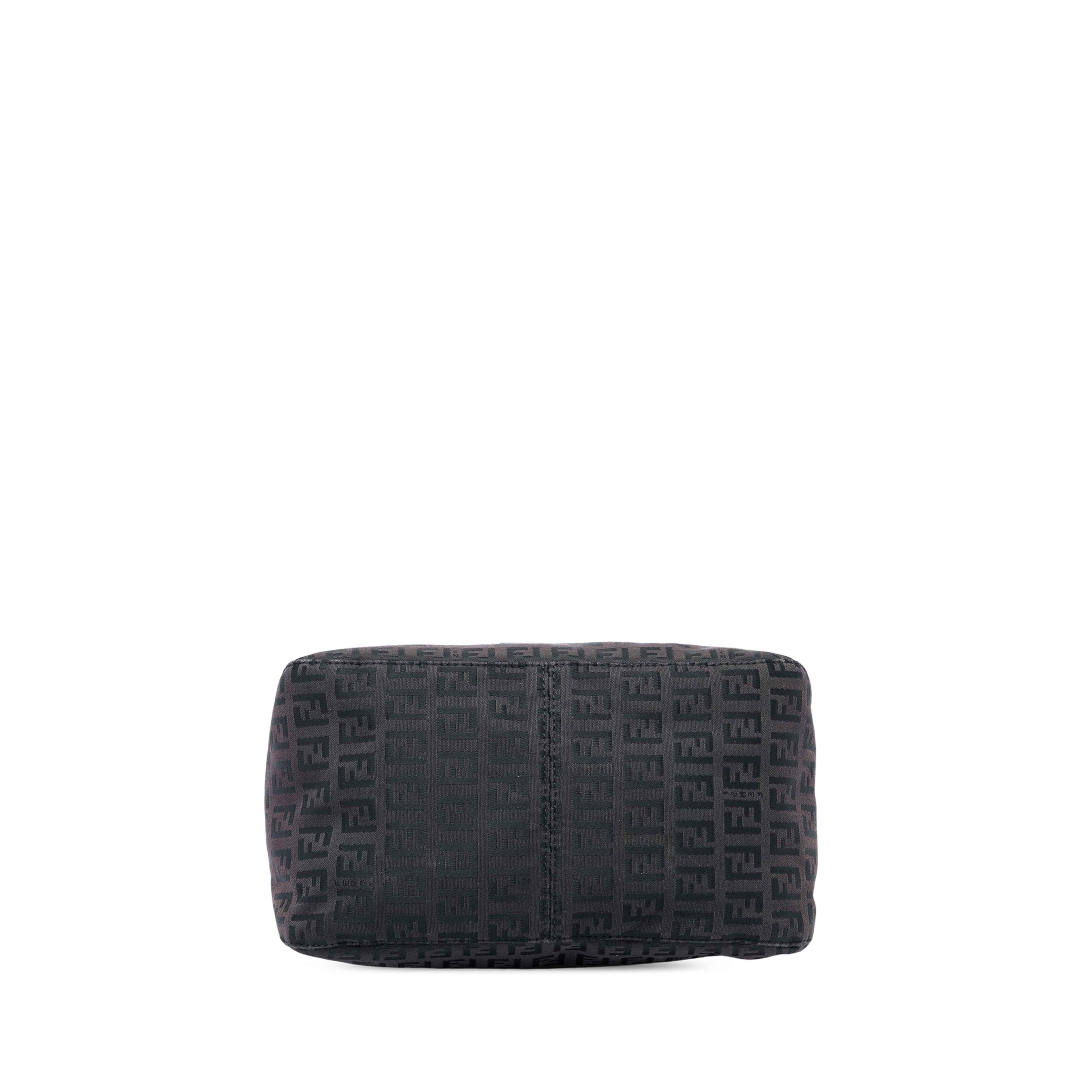 Fendi Zucchino Canvas Double Flap Mamma, från Luxclusif, i färgen brun. Klicka för att öppna bilden i stort format