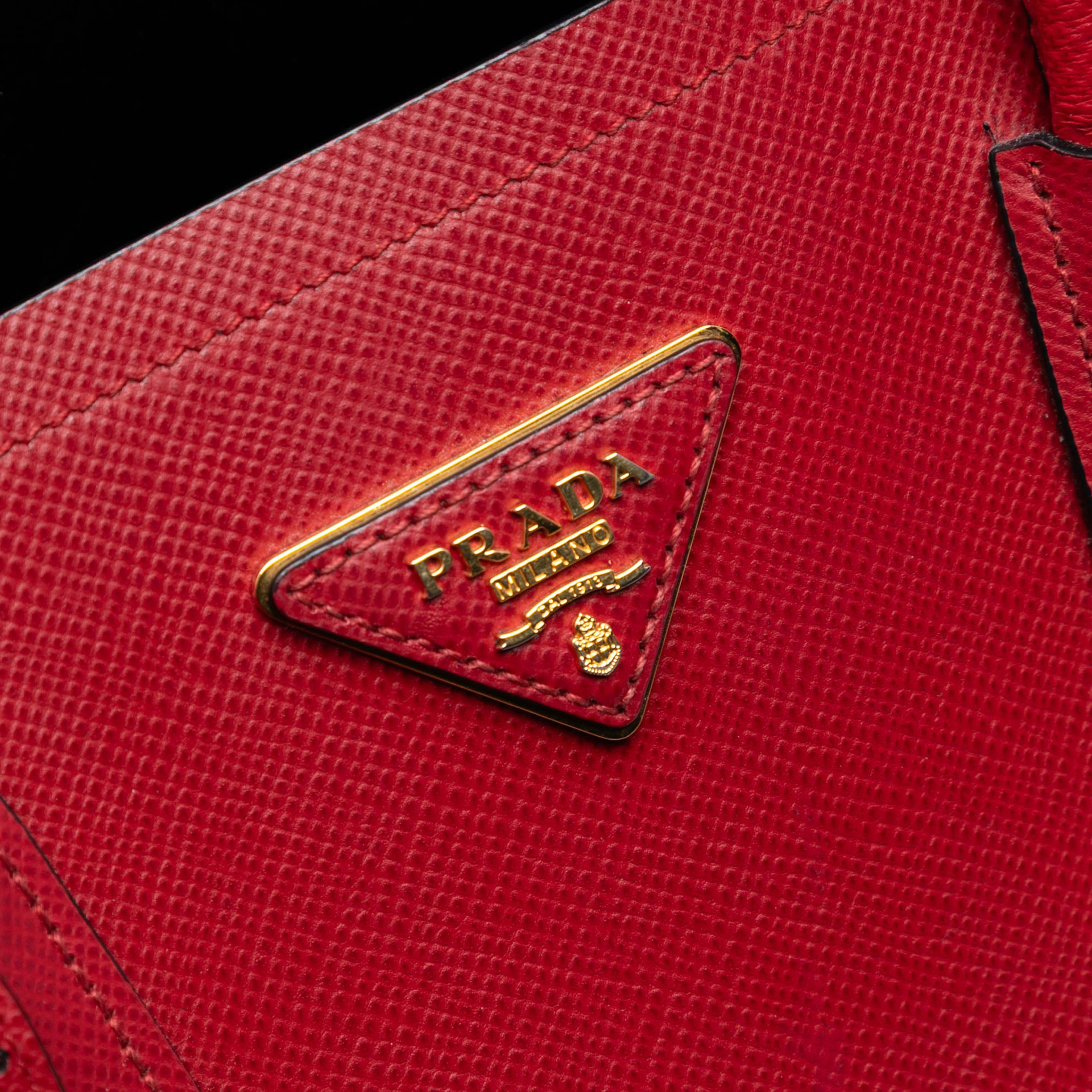 Prada Medium Saffiano Cuir Double Satchel, från Luxclusif, i färgen red. Klicka för att öppna bilden i stort format