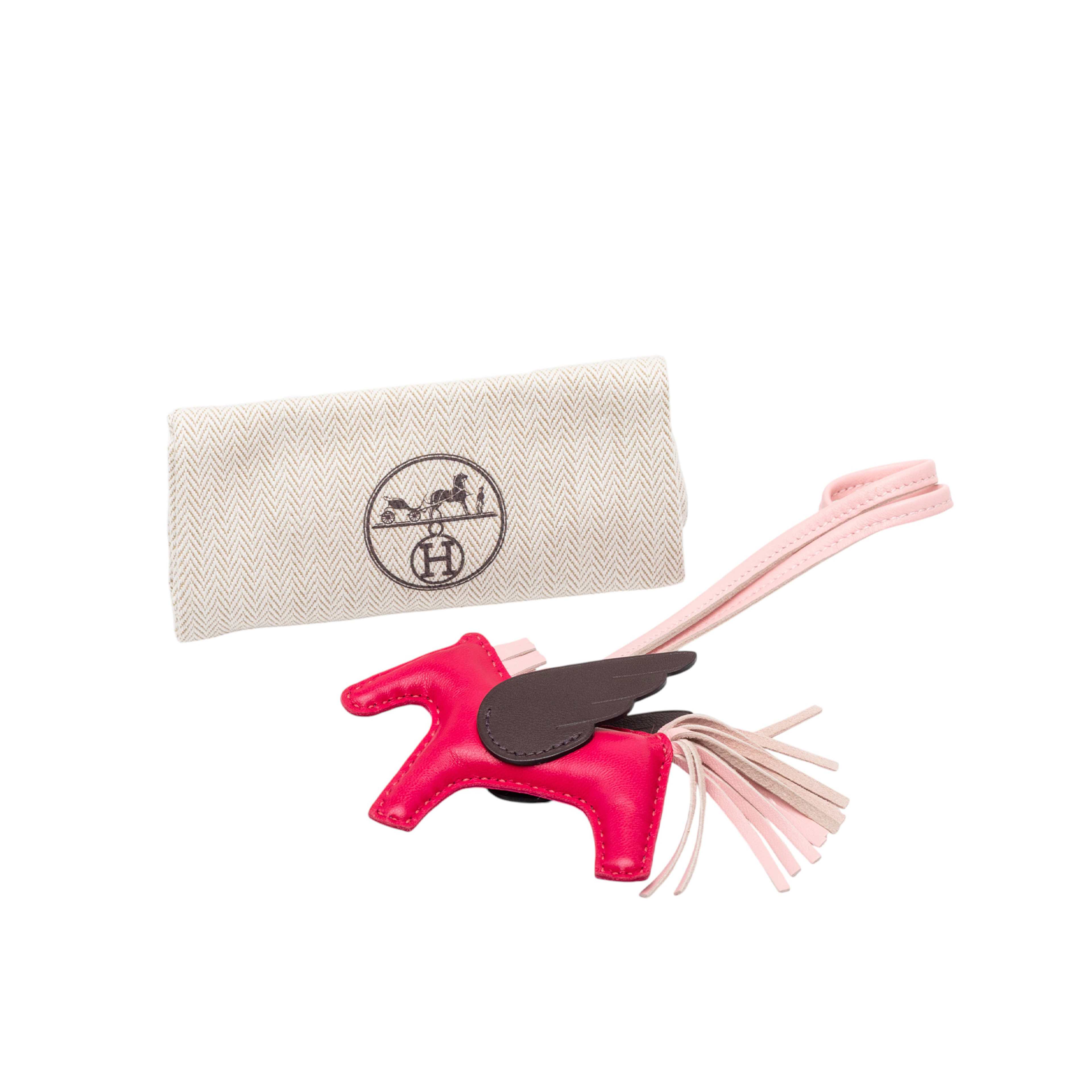 Hermès Milo Lambskin And Swift Grigri Rodeo Pegase Bag Charm Pm, från Luxclusif, i färgen strawberry. Klicka för att öppna bilden i stort format