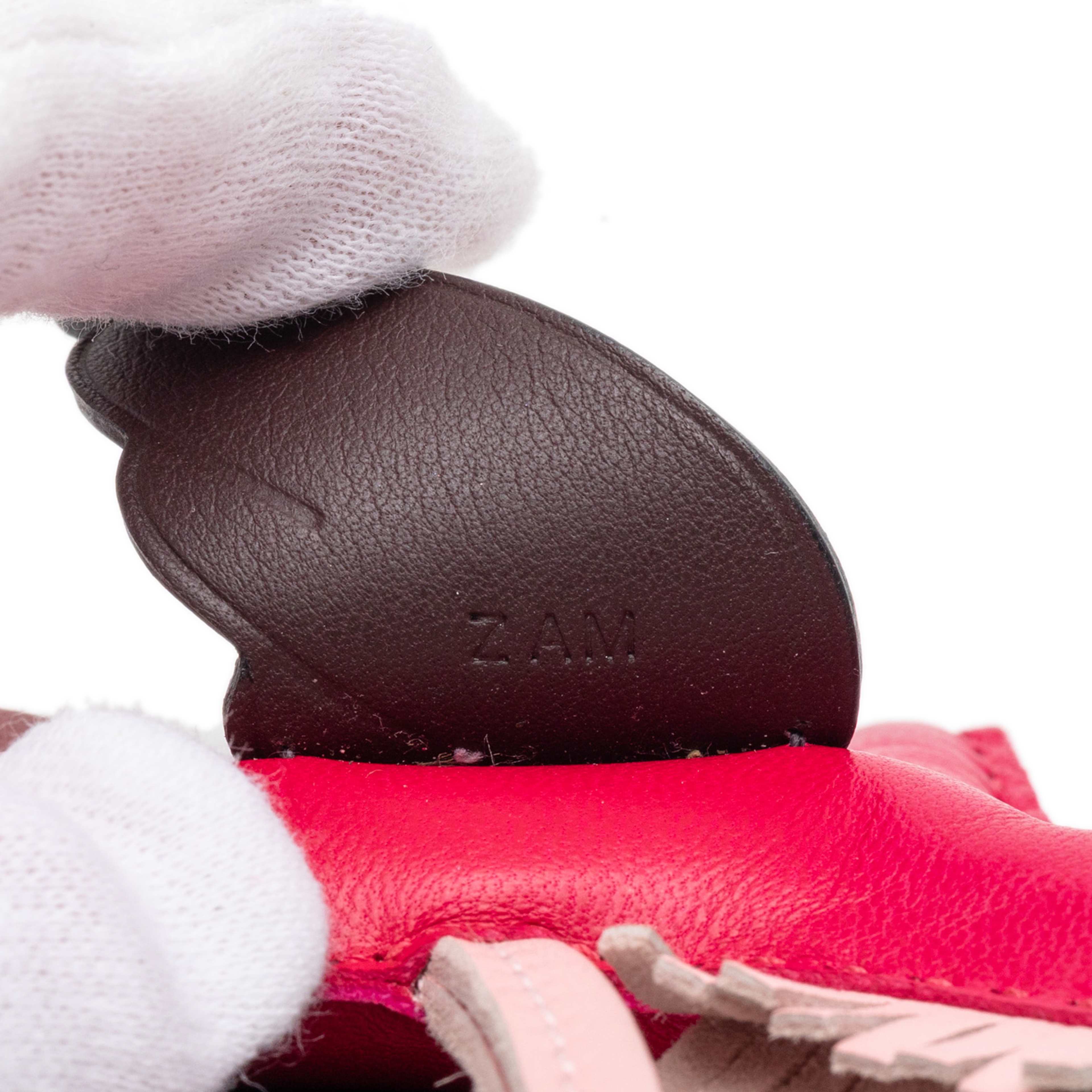 Hermès Milo Lambskin And Swift Grigri Rodeo Pegase Bag Charm Pm, från Luxclusif, i färgen strawberry. Klicka för att öppna bilden i stort format