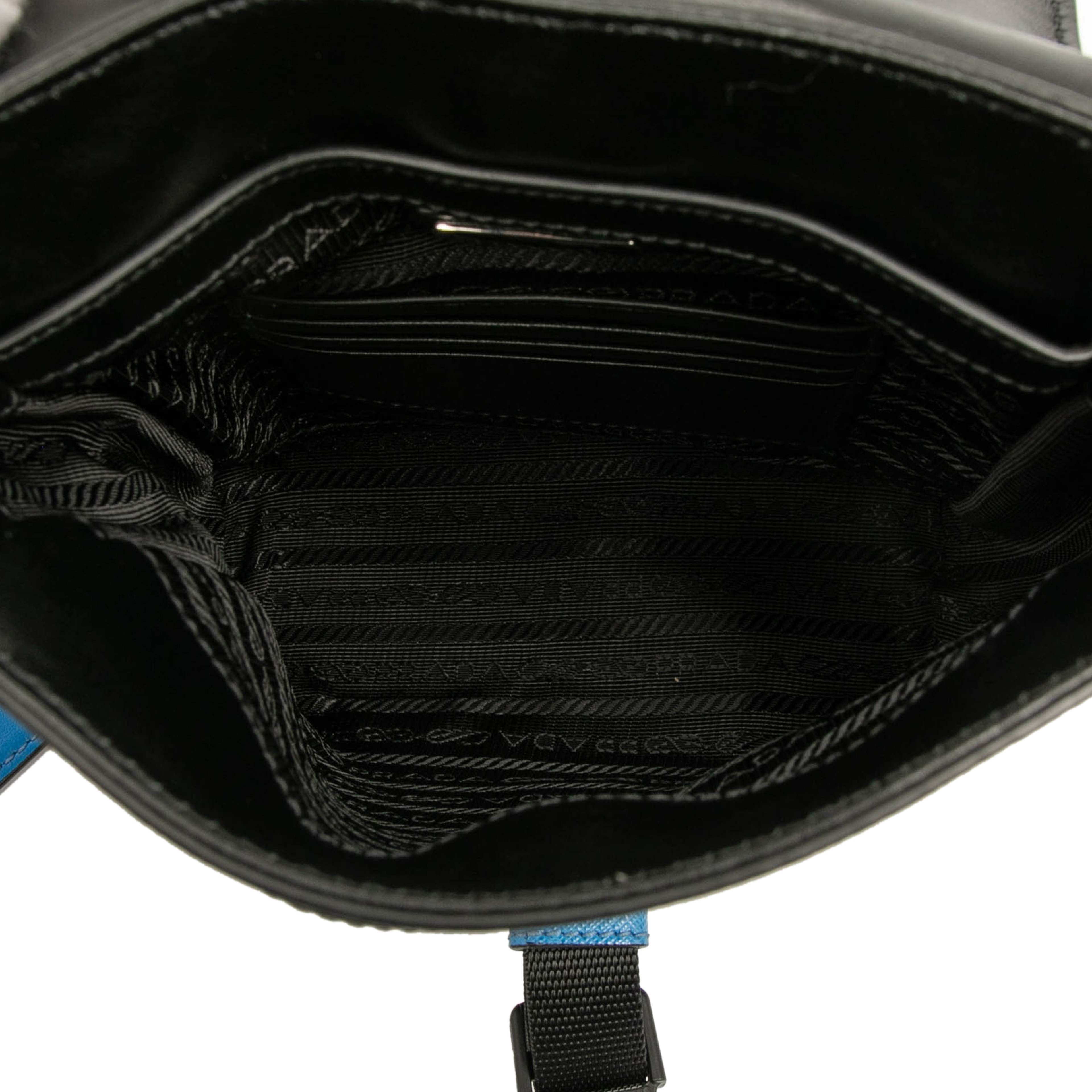 Prada Saffiano Buckle Messenger Bag, från Luxclusif, i färgen black. Klicka för att öppna bilden i stort format