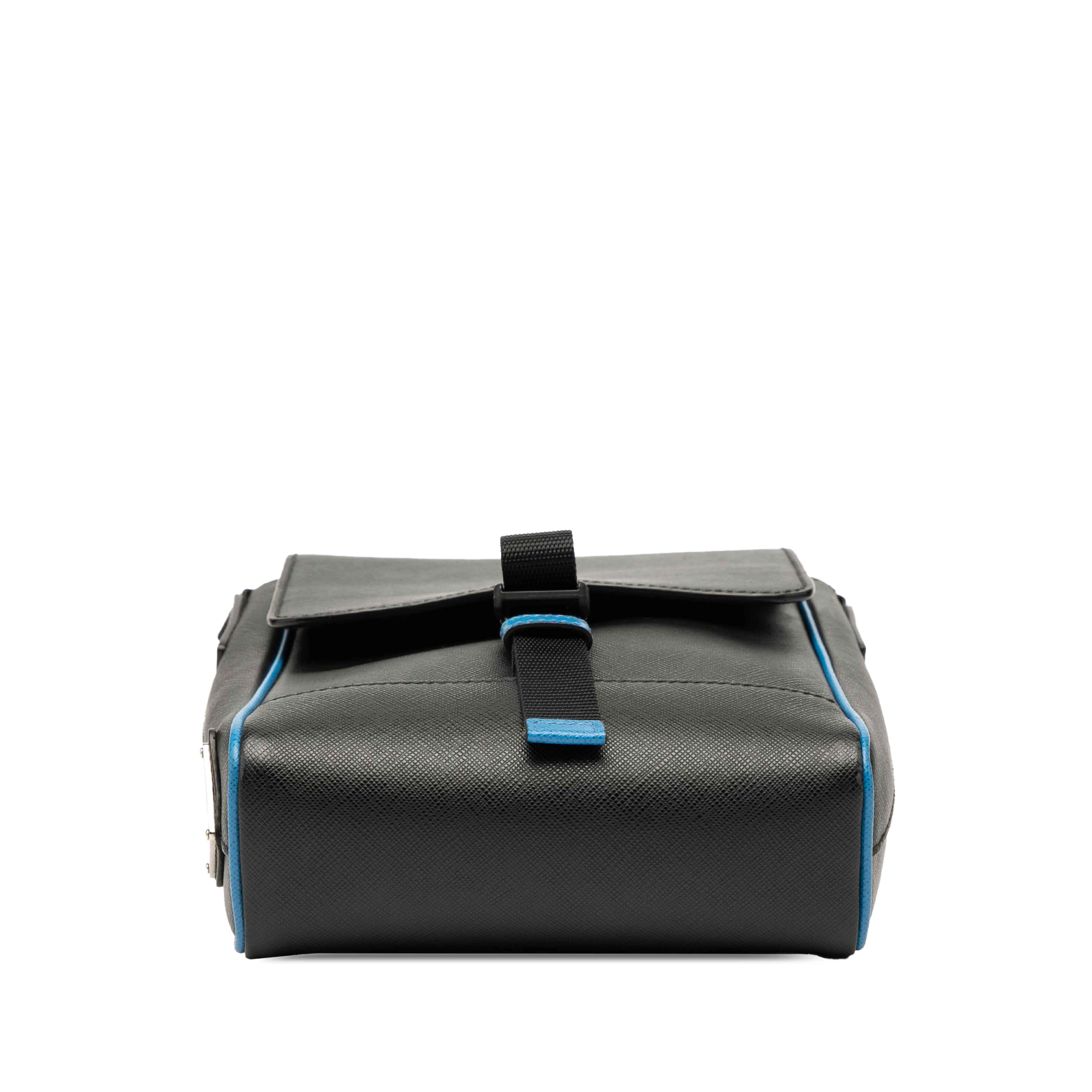 Prada Saffiano Buckle Messenger Bag, från Luxclusif, i färgen black. Klicka för att öppna bilden i stort format