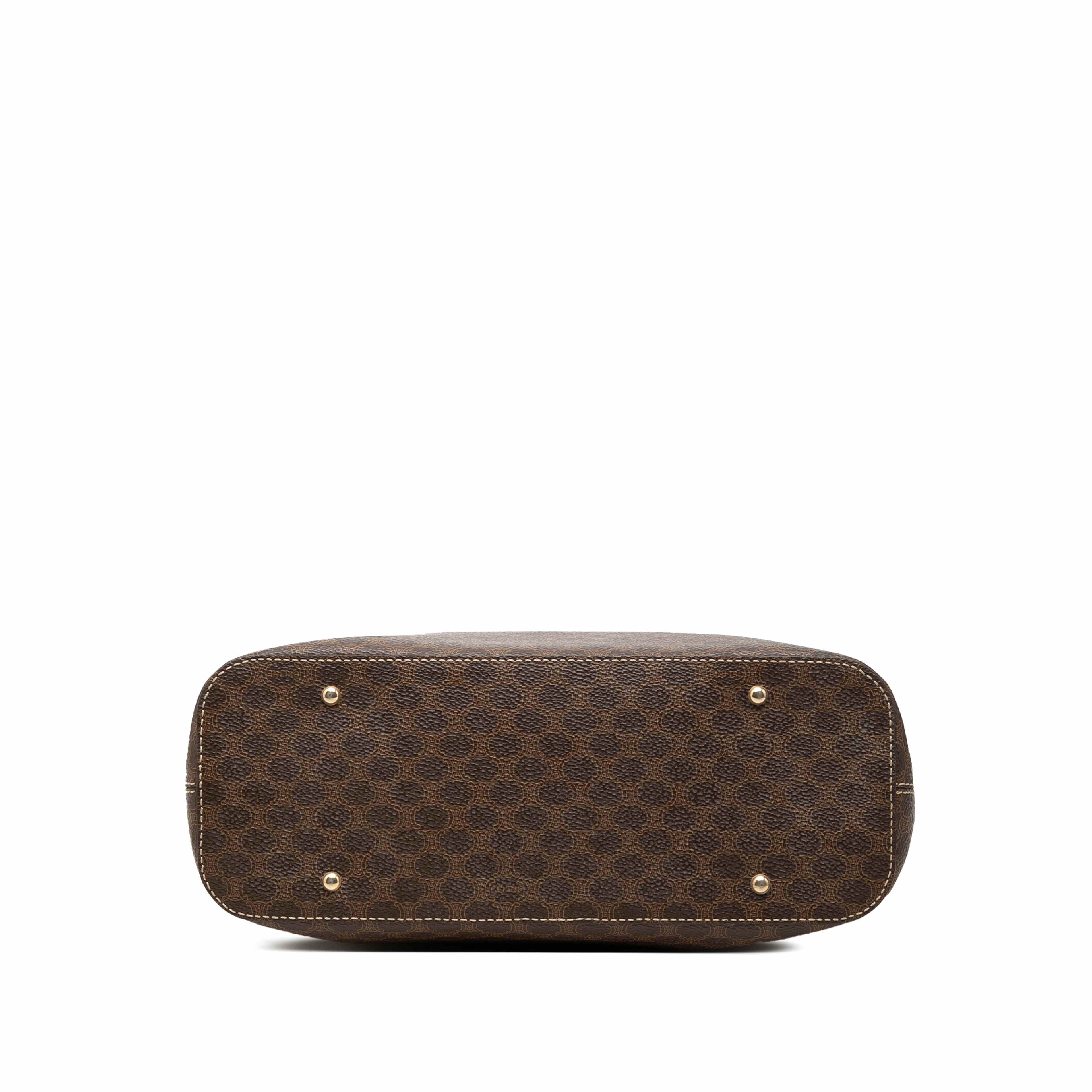 Celine Macadam Coated Canvas Shoulder Bag, från Luxclusif, i färgen brun. Klicka för att öppna bilden i stort format