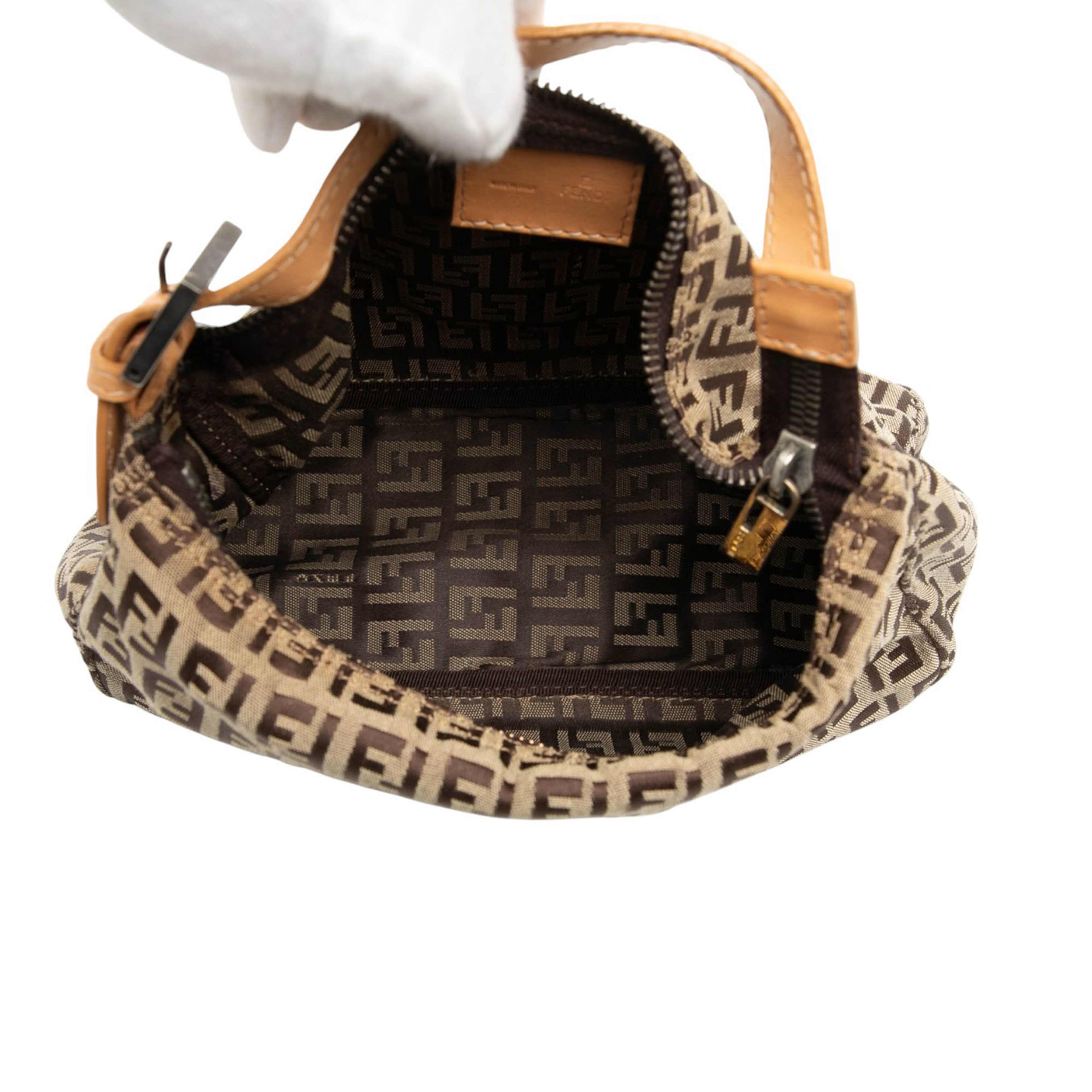 Fendi Zucchino Canvas Handbag, från Luxclusif, i färgen beige. Klicka för att öppna bilden i stort format