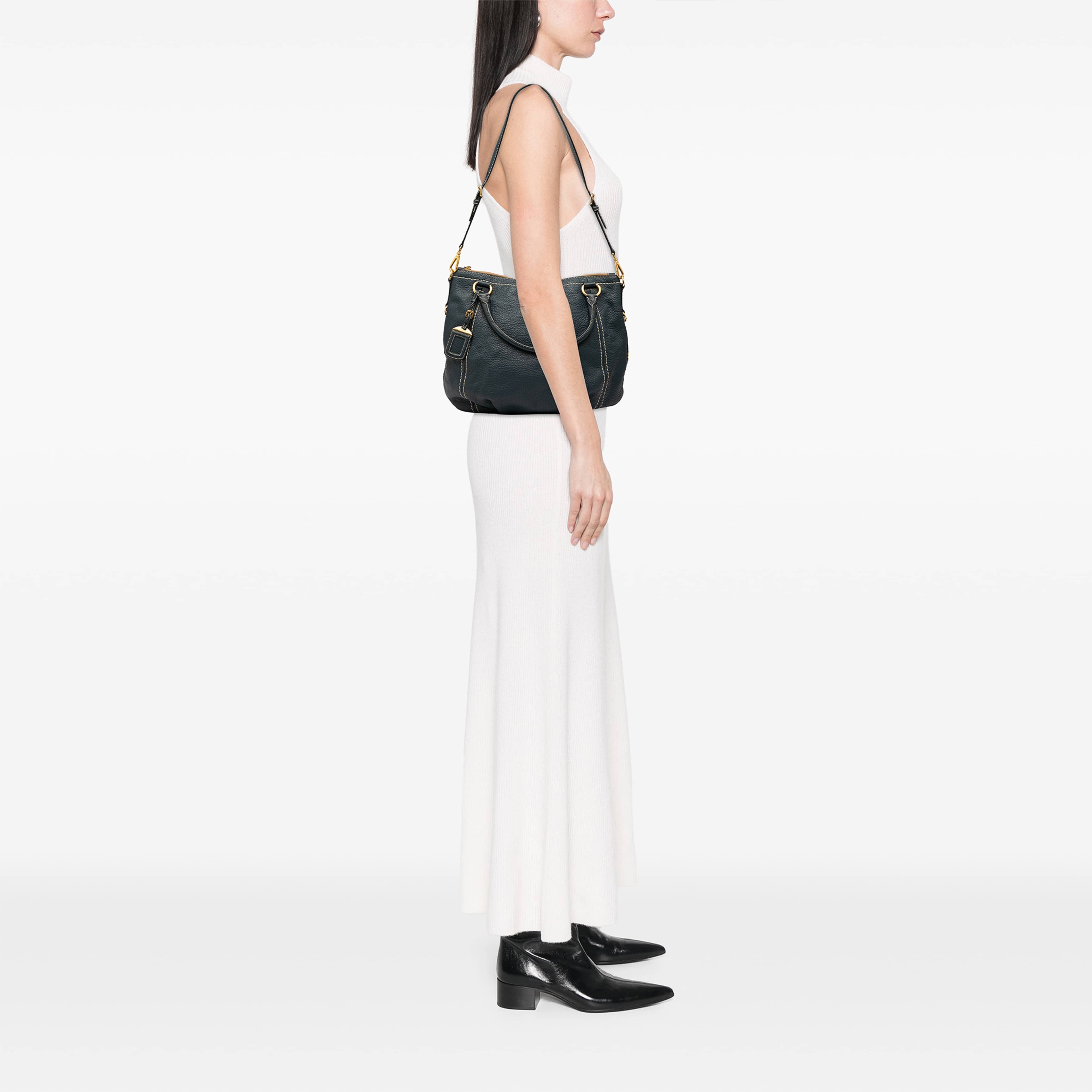 Prada Vitello Daino Zip Top Satchel, från Luxclusif, i färgen blå. Klicka för att öppna bilden i stort format