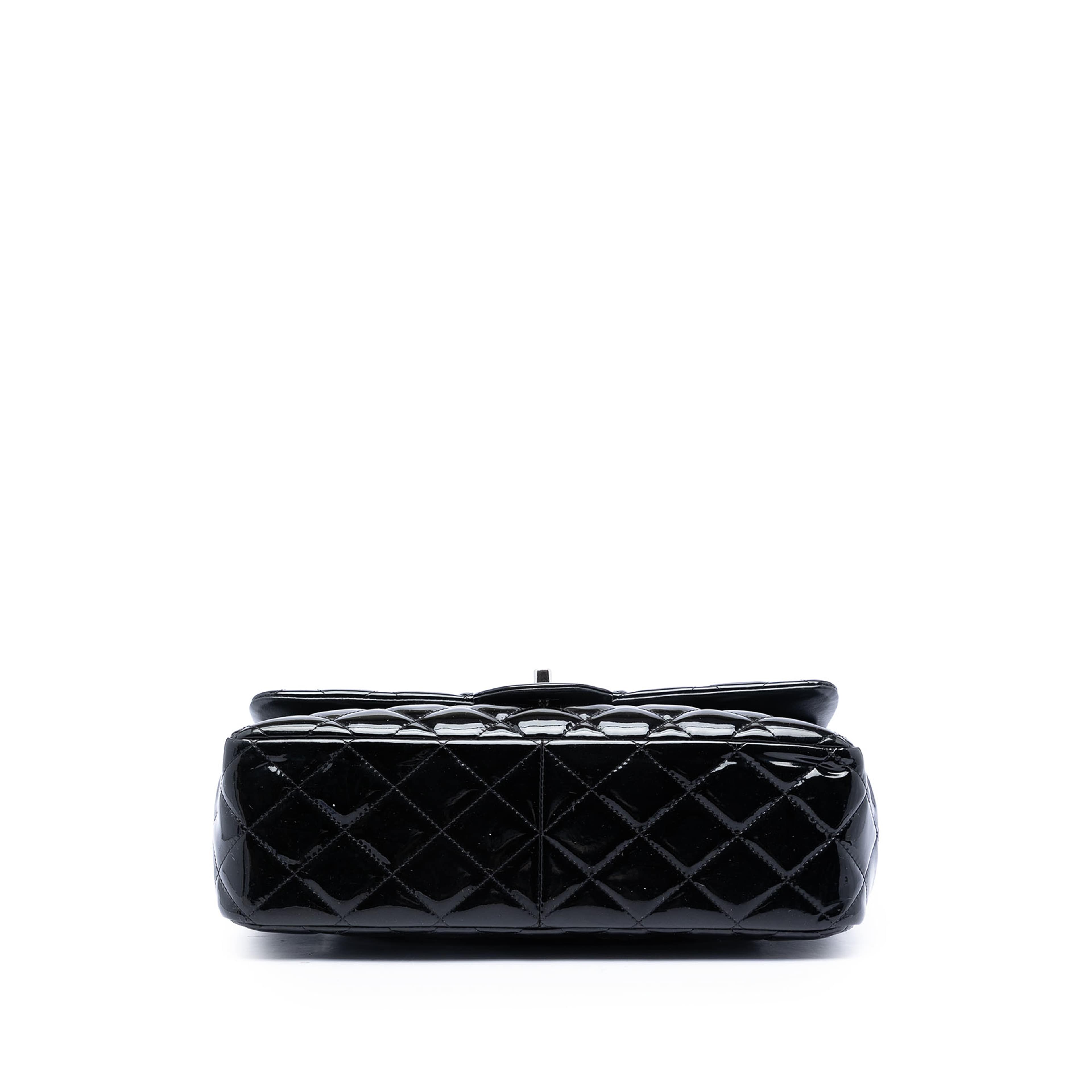 Chanel Jumbo Classic Patent Double Flap, från Luxclusif, i färgen svart. Klicka för att öppna bilden i stort format