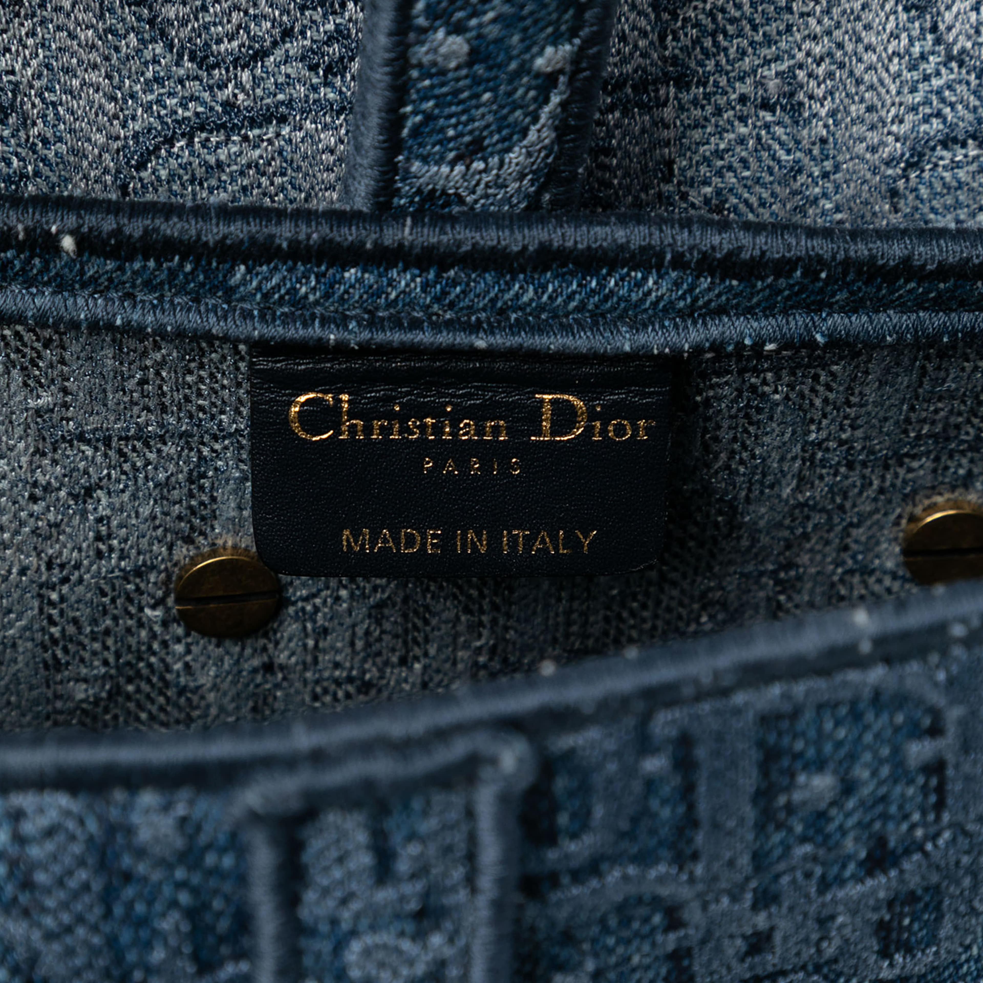 Dior Oblique Embroidered Denim Saddle Bag, från Luxclusif, i färgen blue. Klicka för att öppna bilden i stort format