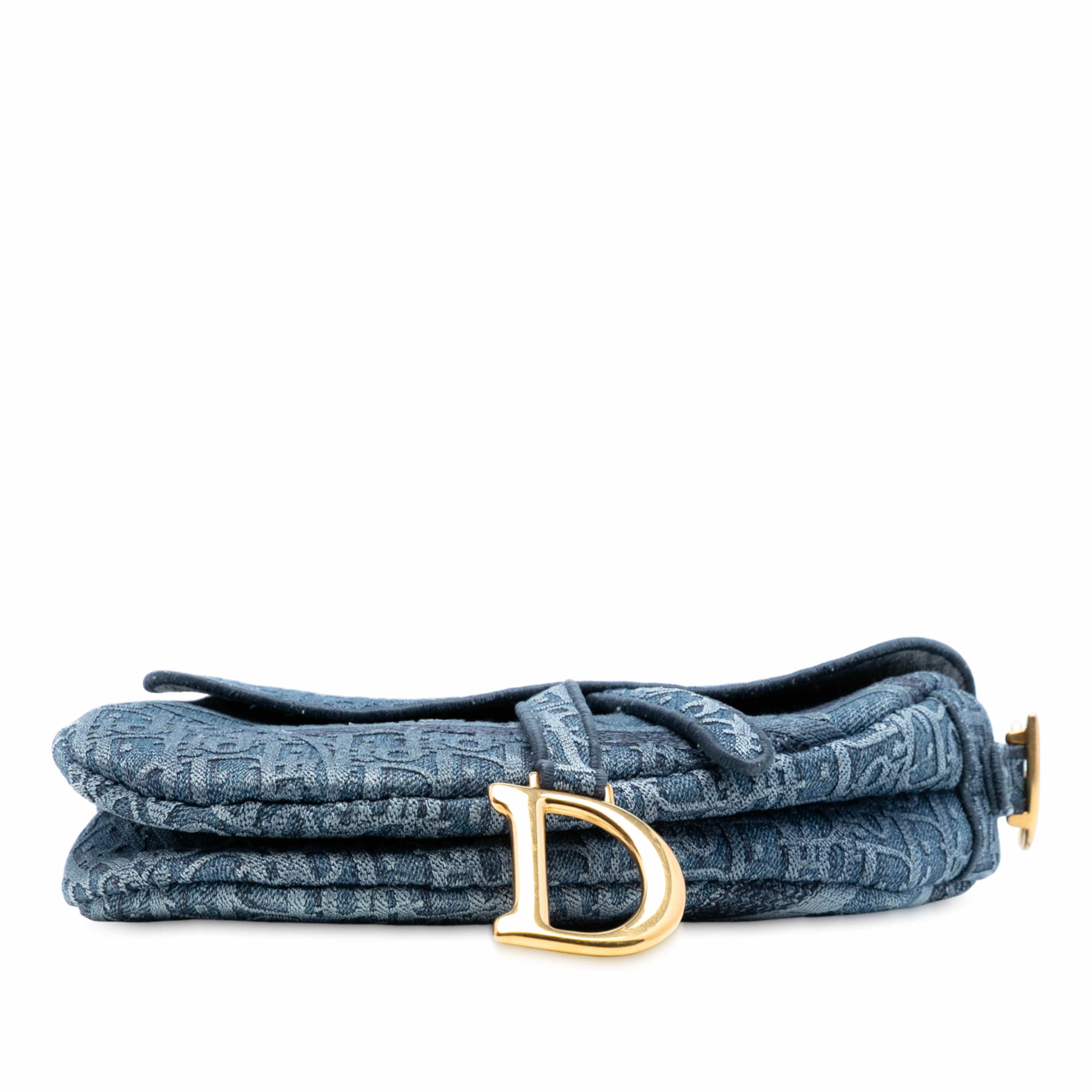 Dior Oblique Embroidered Denim Saddle Bag, från Luxclusif, i färgen blue. Klicka för att öppna bilden i stort format