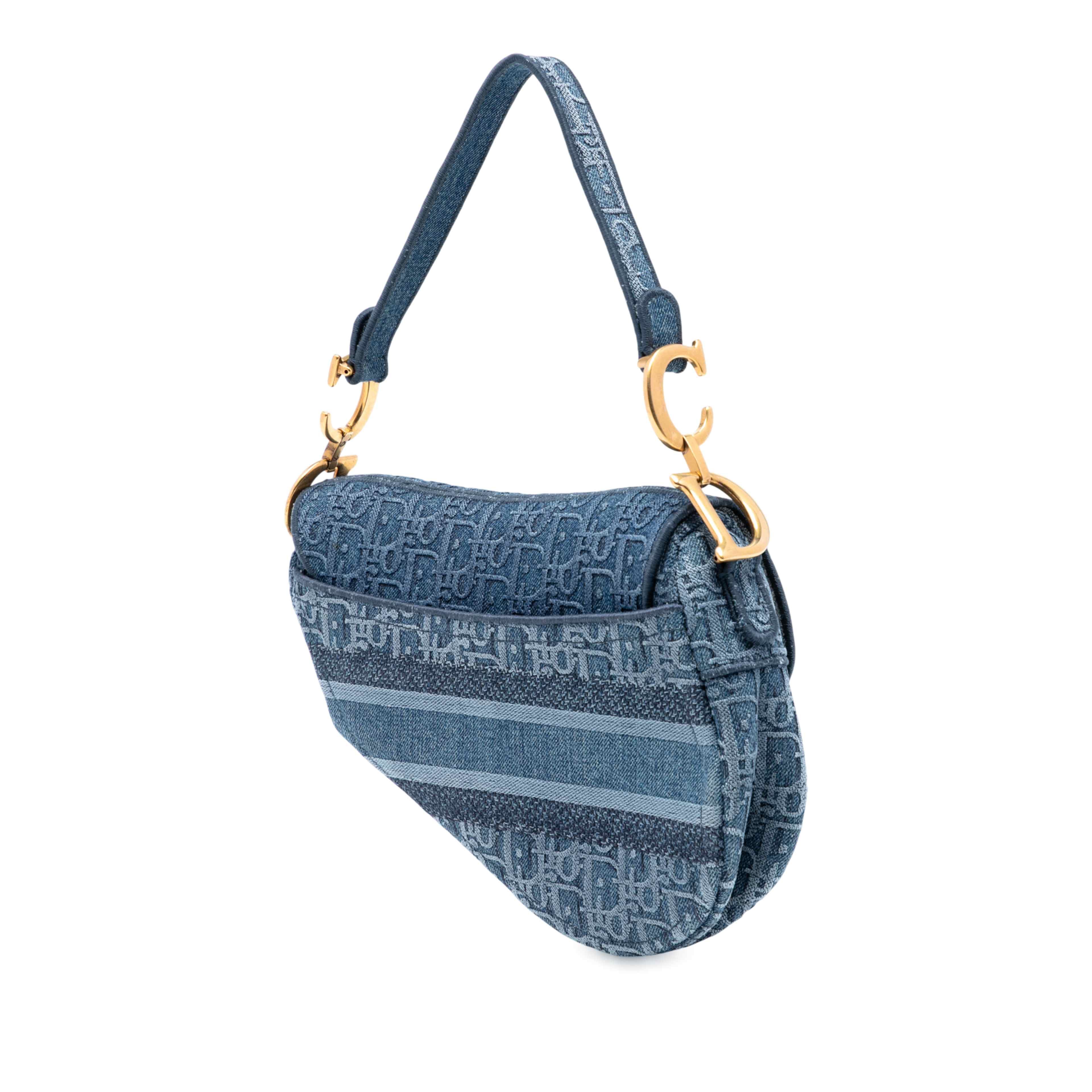 Dior Oblique Embroidered Denim Saddle Bag, från Luxclusif, i färgen blue. Klicka för att öppna bilden i stort format