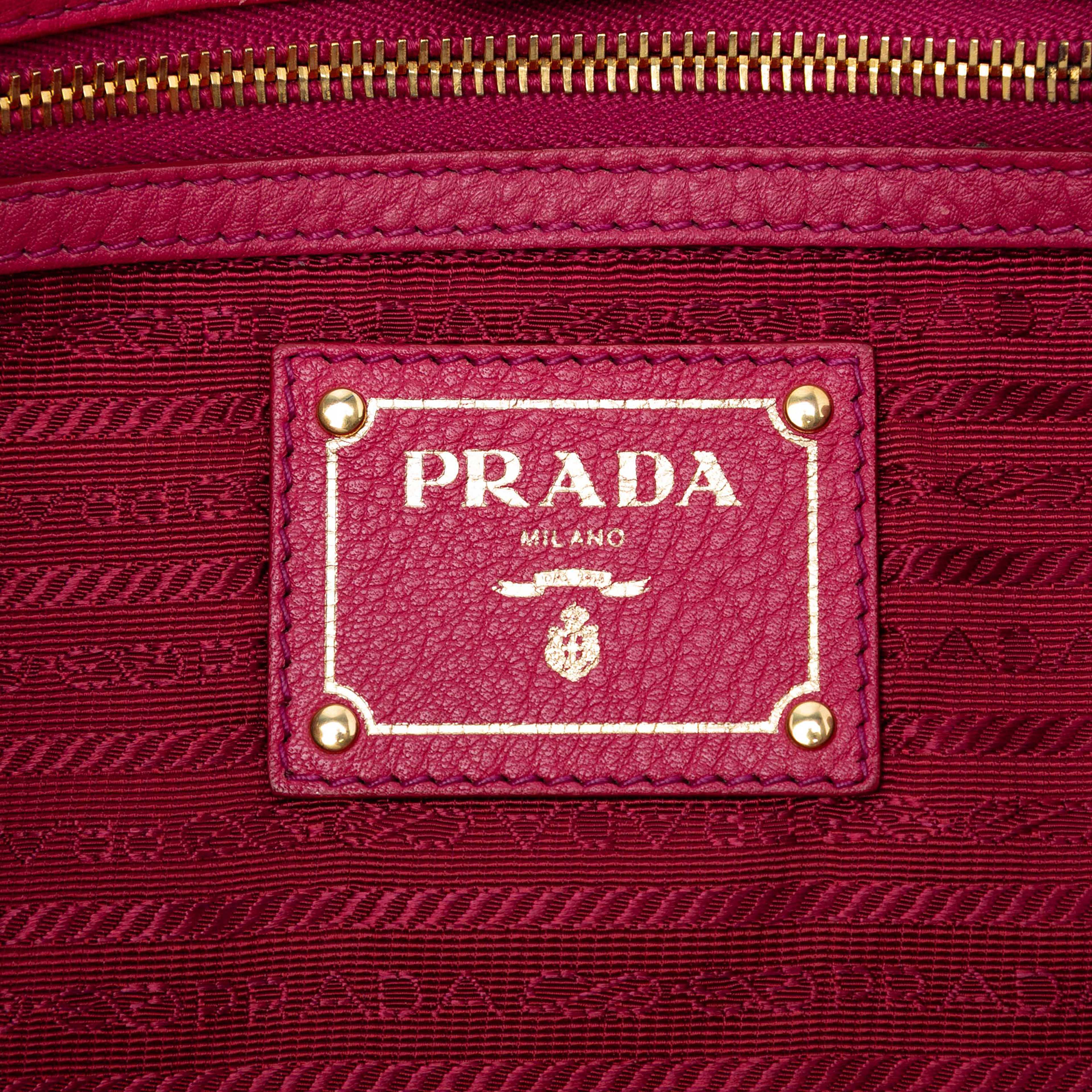 Prada Vitello Daino Embossed Canapa Logo Open Convertible Tote, från Luxclusif, i färgen dark pink. Klicka för att öppna bilden i stort format