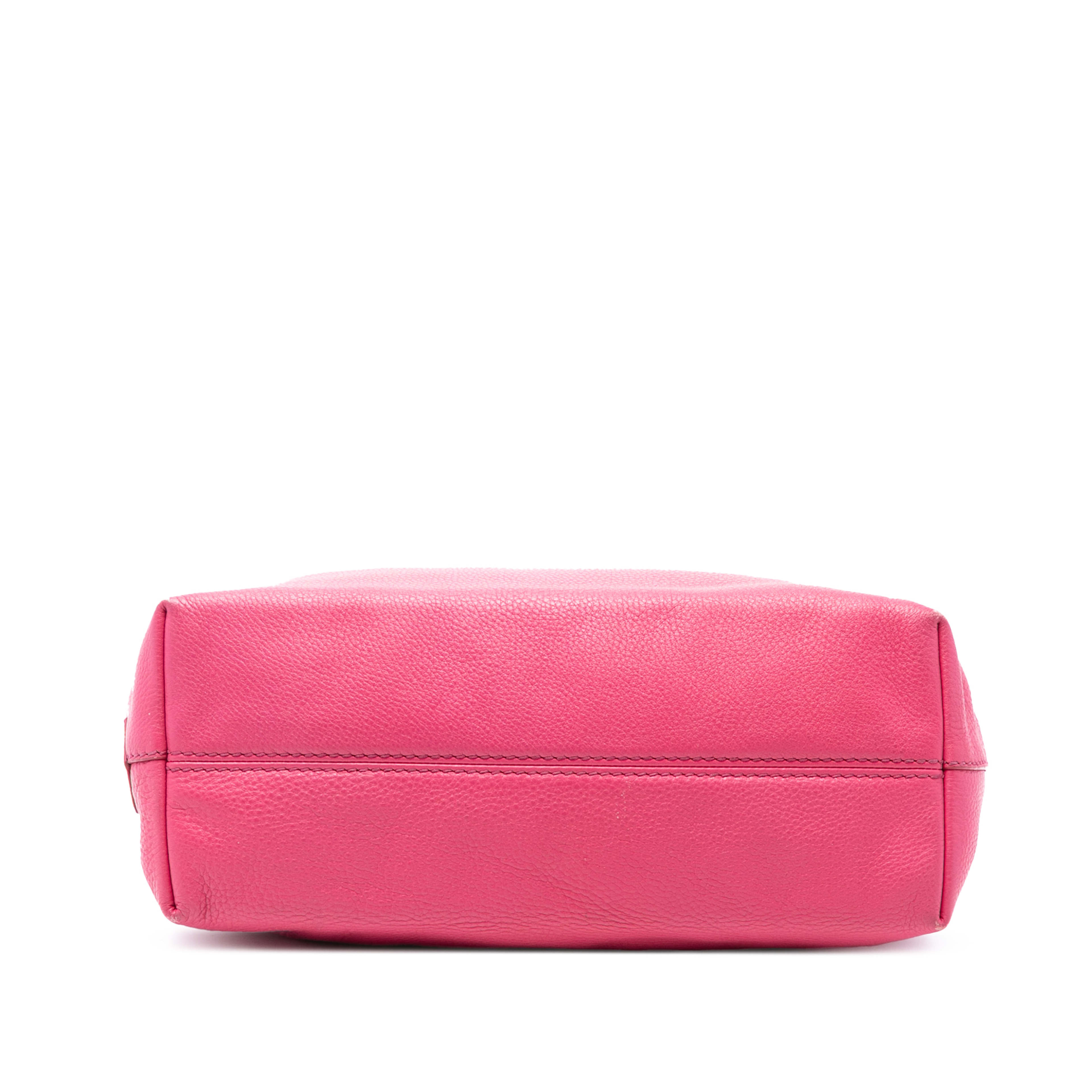 Prada Vitello Daino Embossed Canapa Logo Open Convertible Tote, från Luxclusif, i färgen dark pink. Klicka för att öppna bilden i stort format