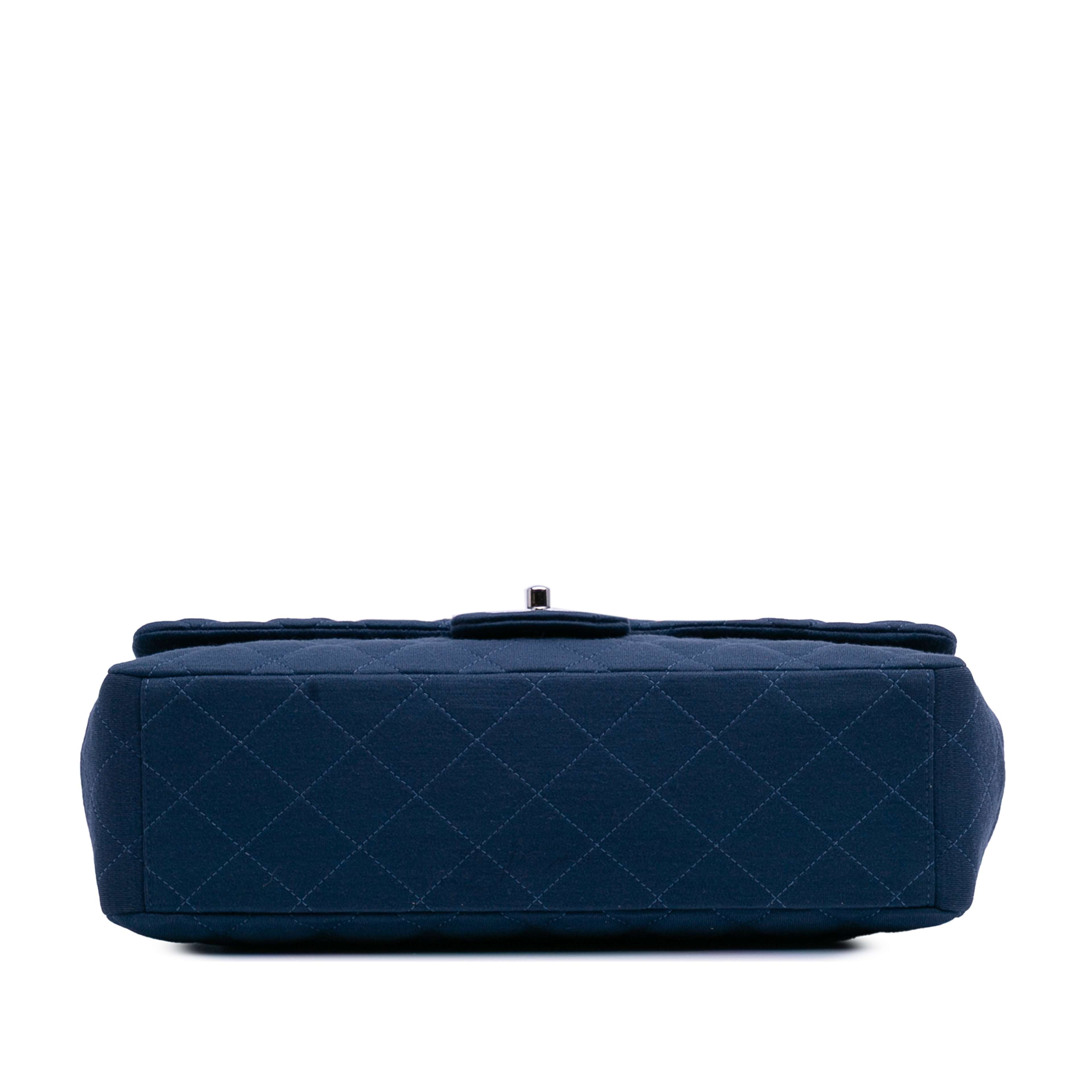 Chanel Maxi Classic Jersey Single Flap, från Luxclusif, i färgen blå. Klicka för att öppna bilden i stort format
