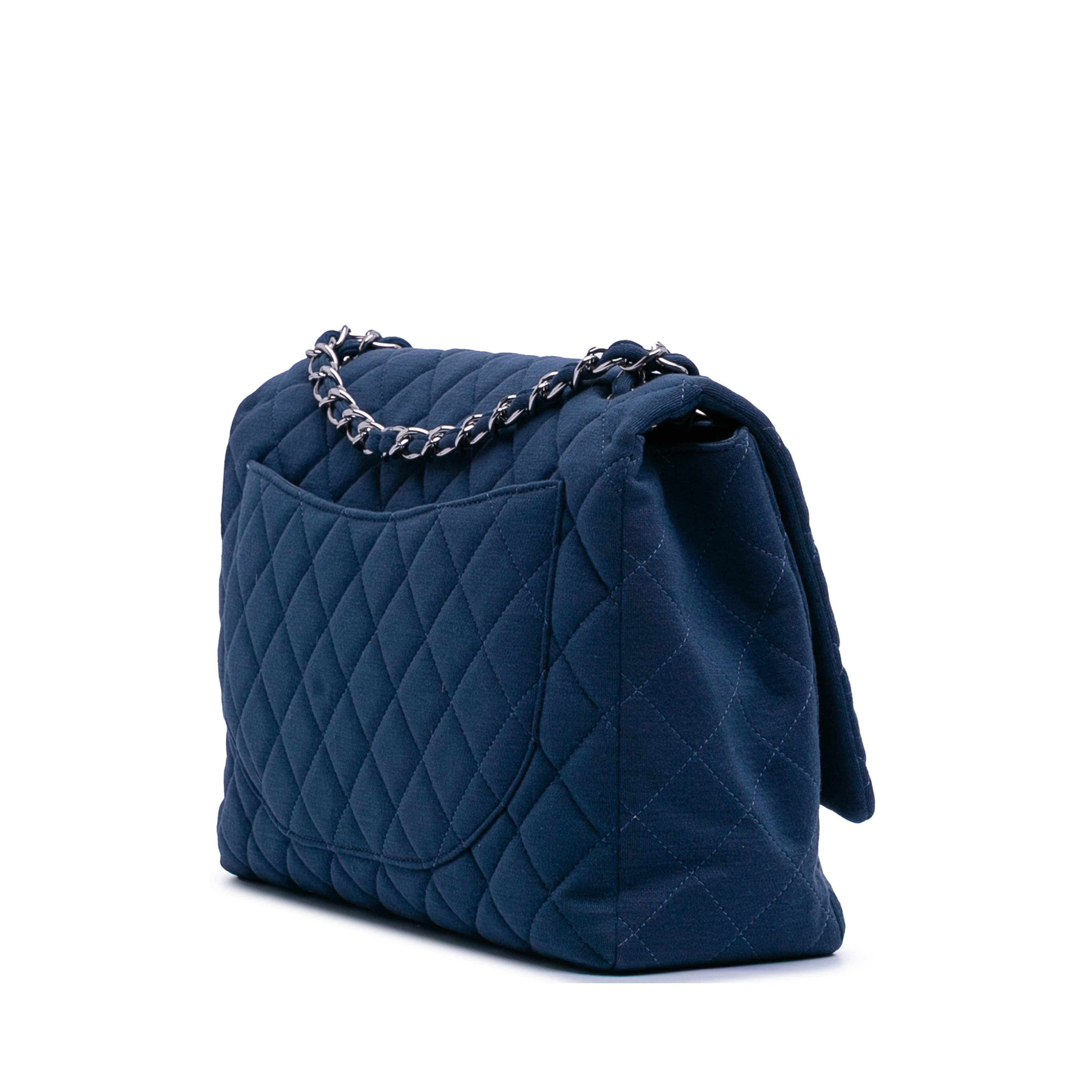 Chanel Maxi Classic Jersey Single Flap, från Luxclusif, i färgen blå. Klicka för att öppna bilden i stort format