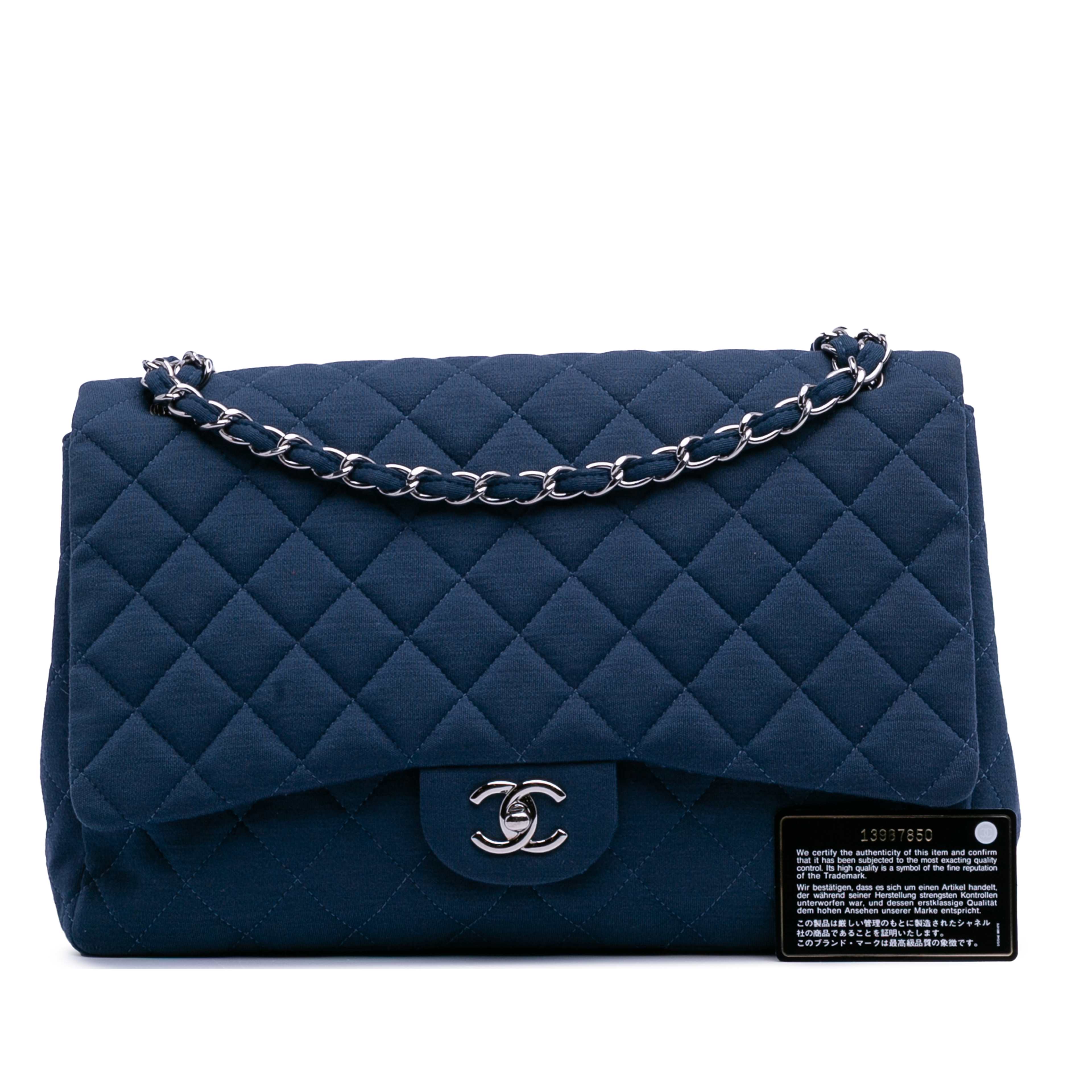 Chanel Maxi Classic Jersey Single Flap, från Luxclusif, i färgen blå. Klicka för att öppna bilden i stort format
