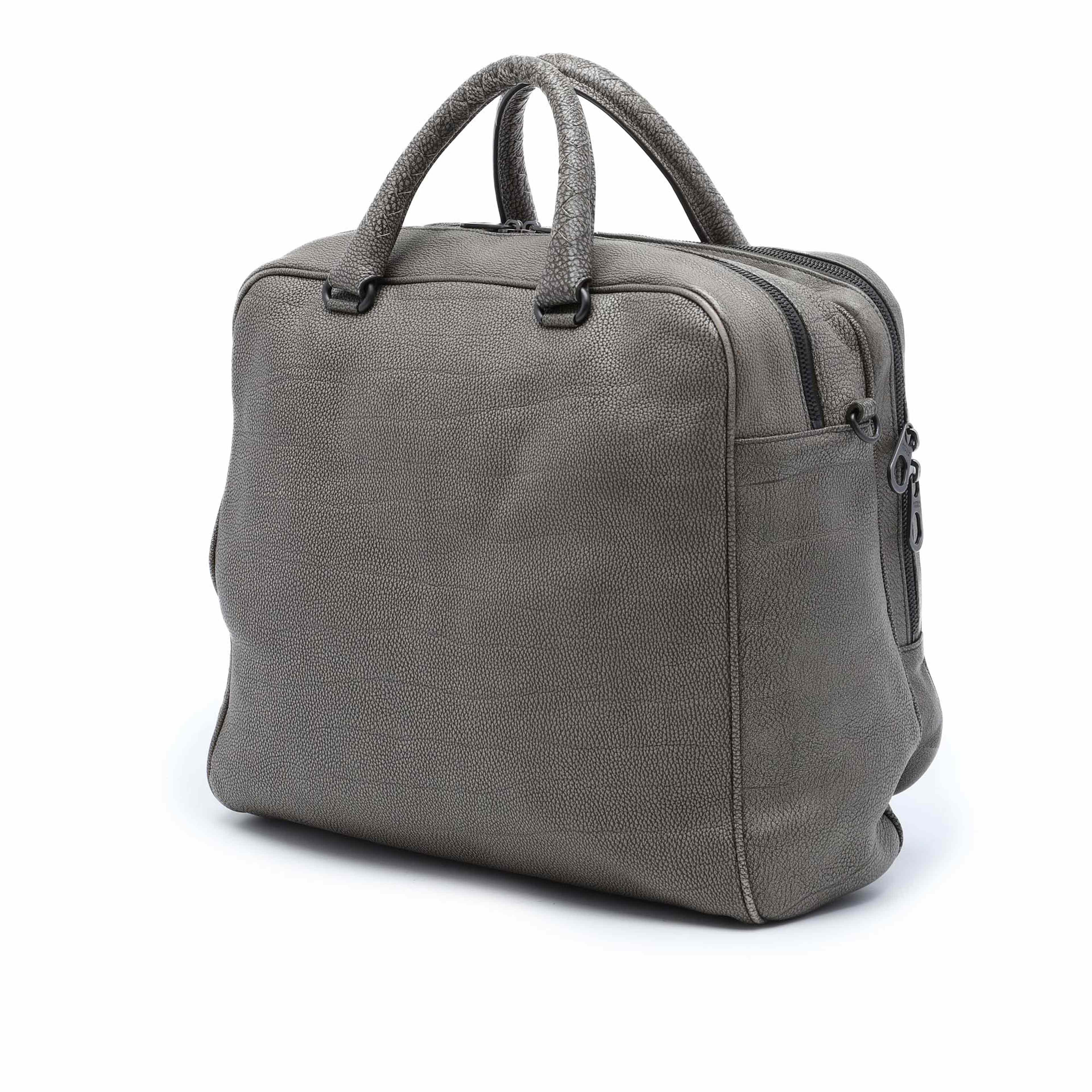 Bottega Veneta Grained Calfskin Intrecciato Business Bag, från Luxclusif, i färgen grå. Klicka för att öppna bilden i stort format