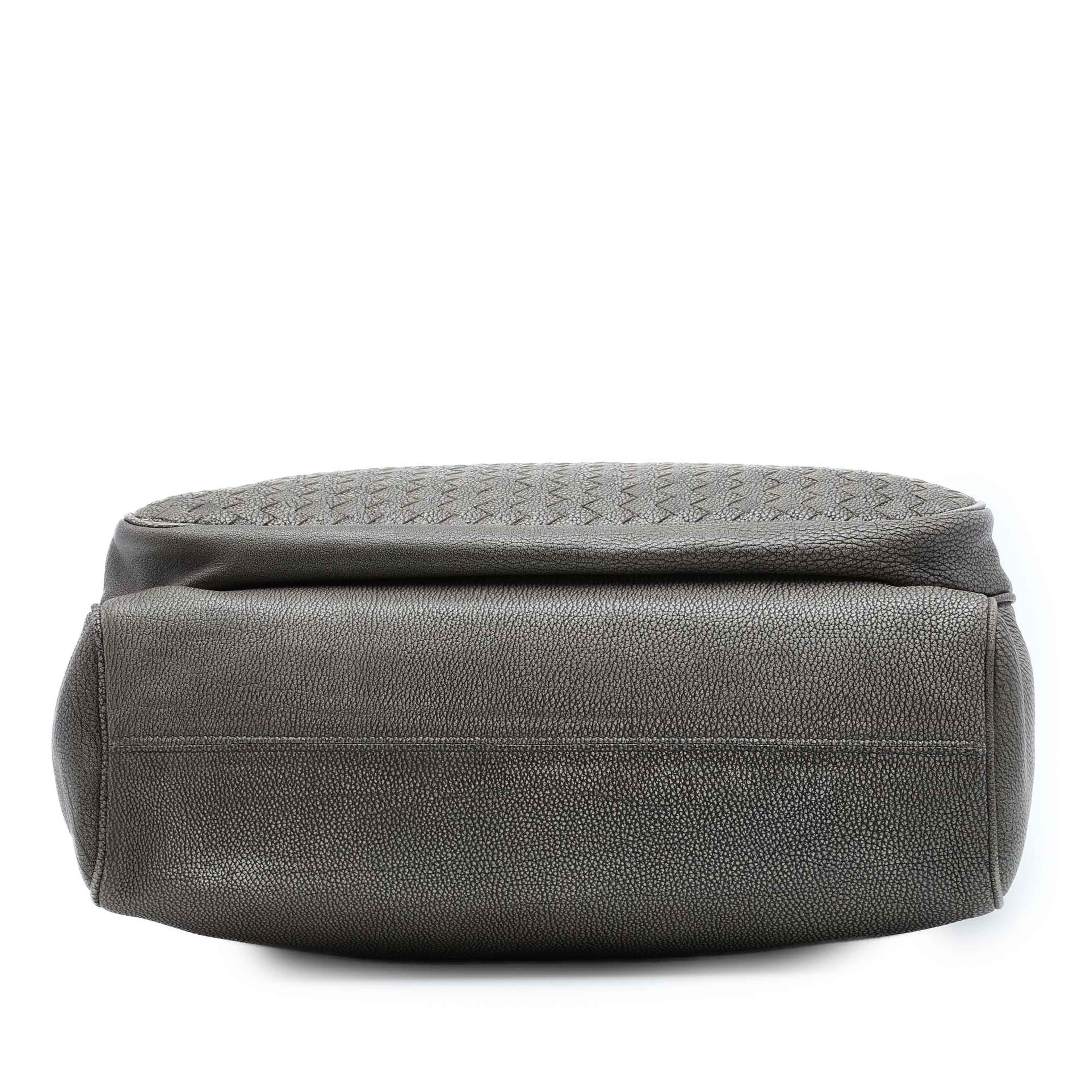 Bottega Veneta Grained Calfskin Intrecciato Business Bag, från Luxclusif, i färgen grå. Klicka för att öppna bilden i stort format