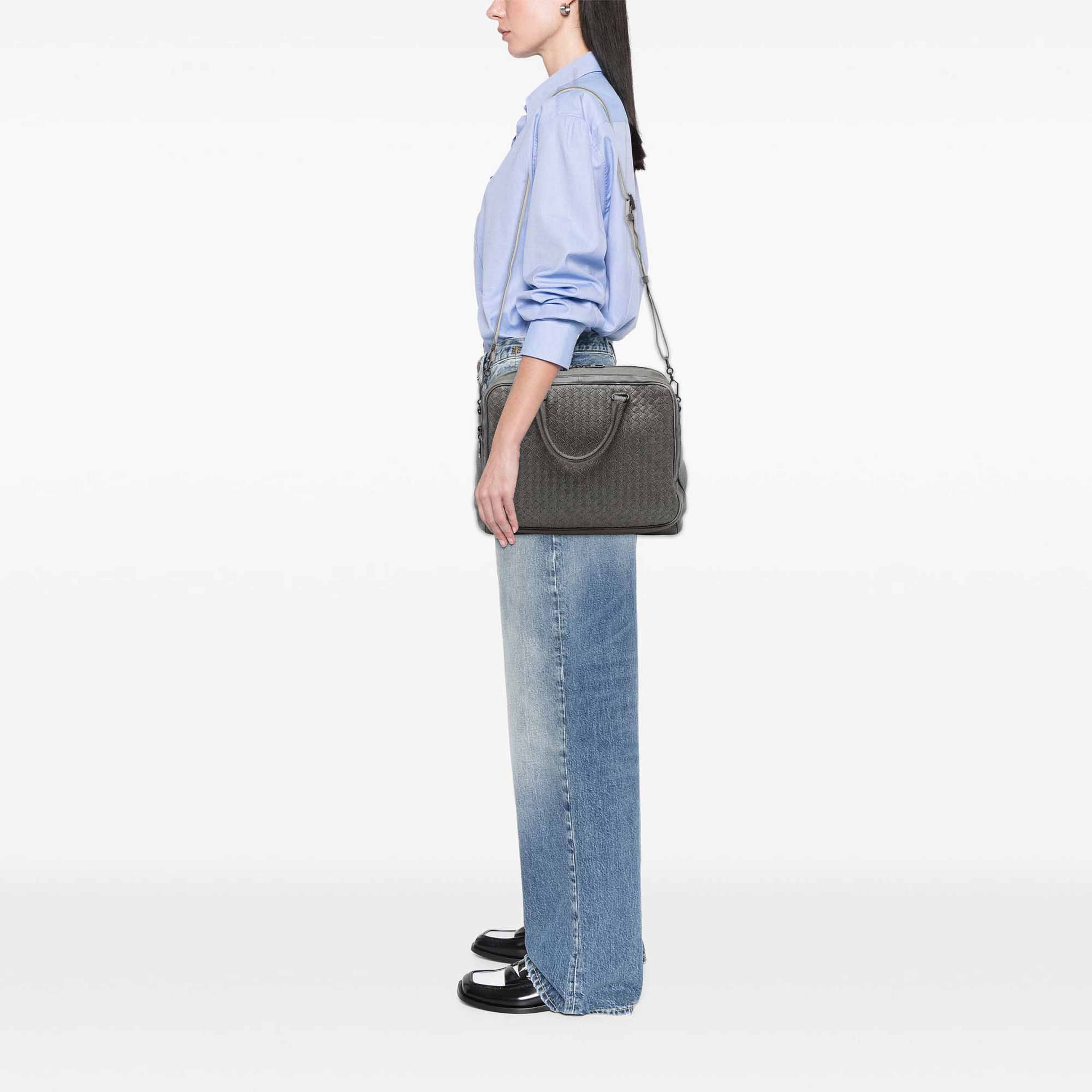 Bottega Veneta Grained Calfskin Intrecciato Business Bag, från Luxclusif, i färgen grå. Klicka för att öppna bilden i stort format