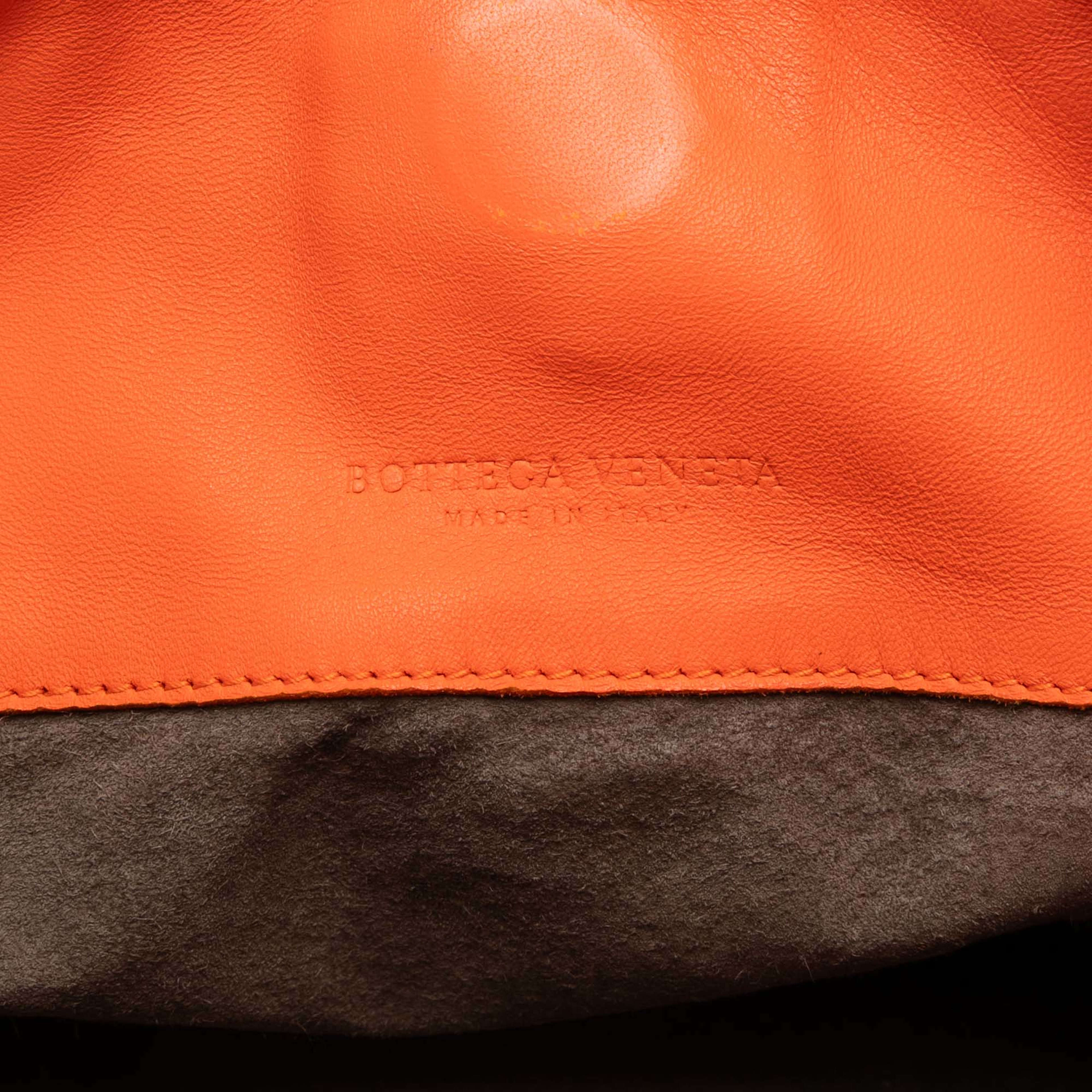 Bottega Veneta Nappa Intrecciato Parachute Tote, från Luxclusif, i färgen orange. Klicka för att öppna bilden i stort format