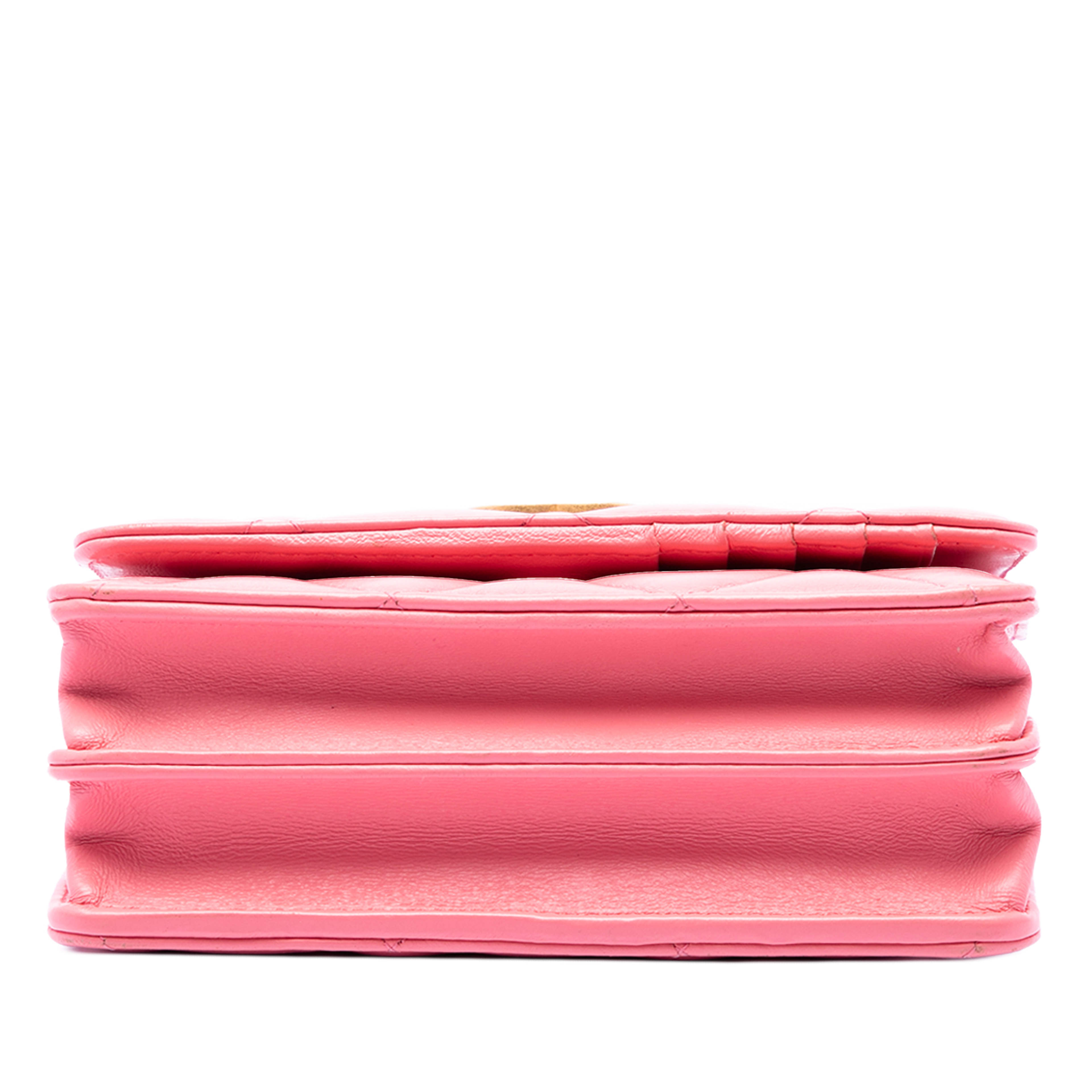 Chanel Mini Quilted Lambskin Pending Cc Wallet On Chain, från Luxclusif, i färgen rosa. Klicka för att öppna bilden i stort format