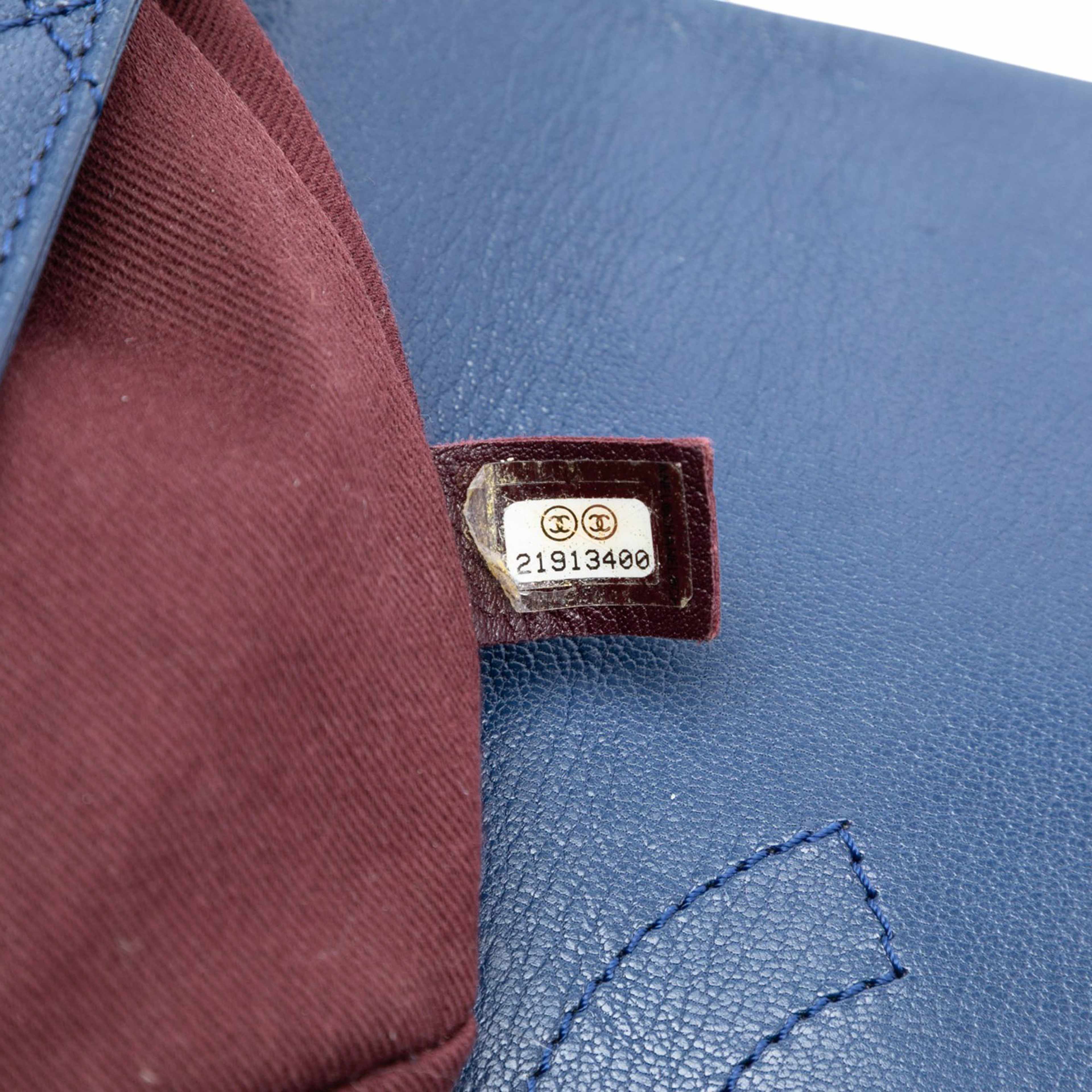 Chanel Large Quilted Goatskin Double Carry Waist Chain Flap, från Luxclusif, i färgen dark blue. Klicka för att öppna bilden i stort format