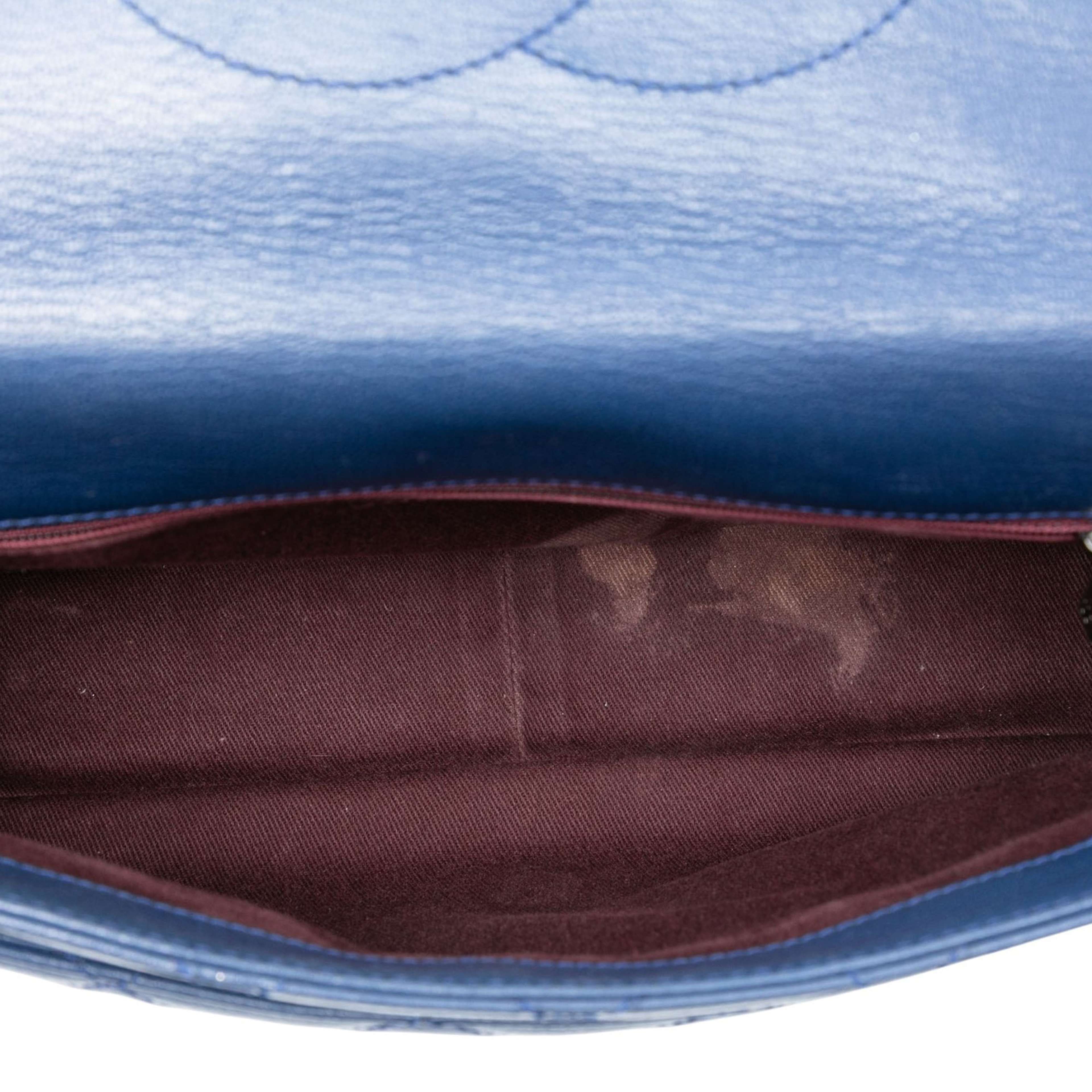 Chanel Large Quilted Goatskin Double Carry Waist Chain Flap, från Luxclusif, i färgen dark blue. Klicka för att öppna bilden i stort format