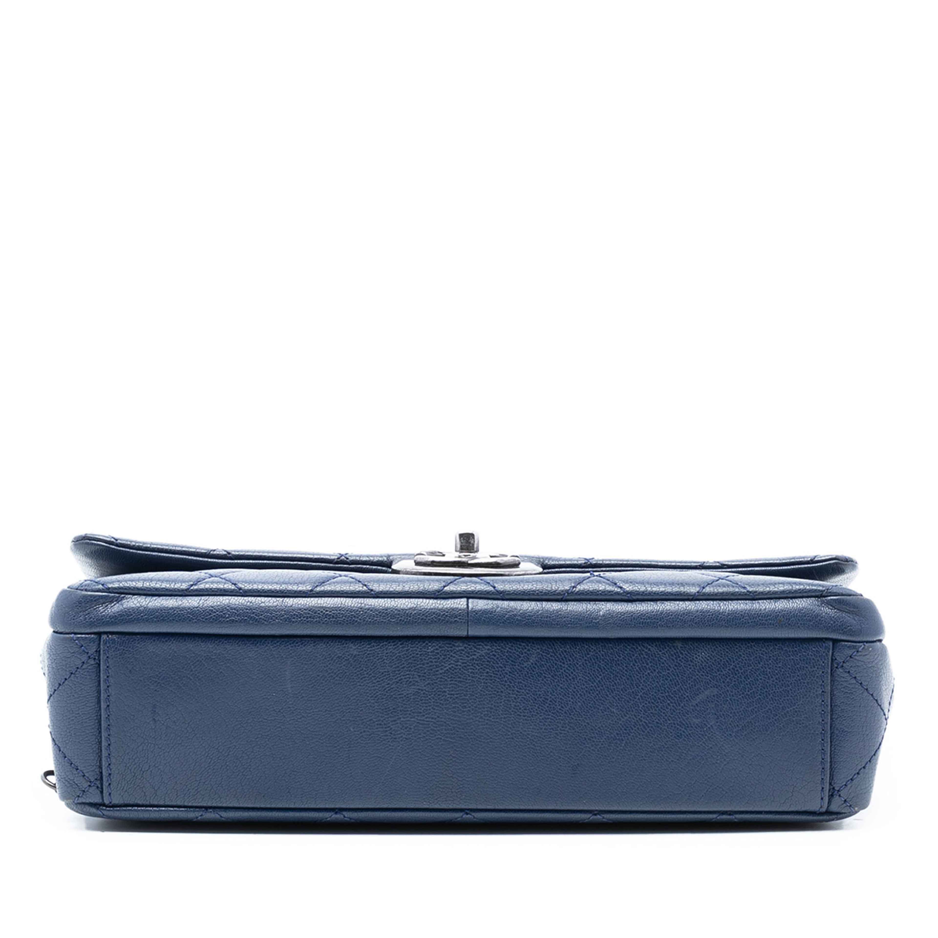 Chanel Large Quilted Goatskin Double Carry Waist Chain Flap, från Luxclusif, i färgen dark blue. Klicka för att öppna bilden i stort format