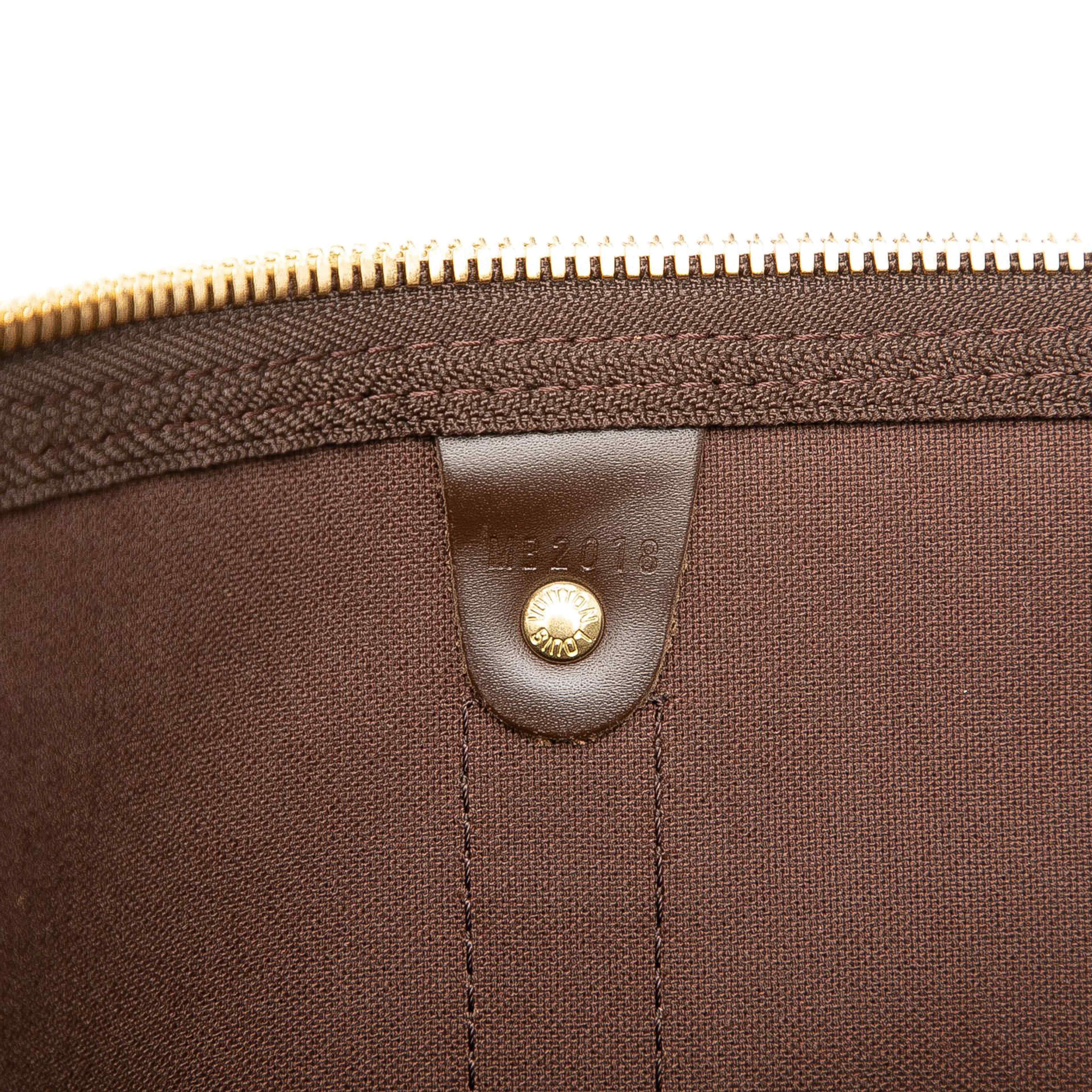 Louis Vuitton Damier Ebene Keepall Bandouliere 55, från Luxclusif, i färgen brown. Klicka för att öppna bilden i stort format