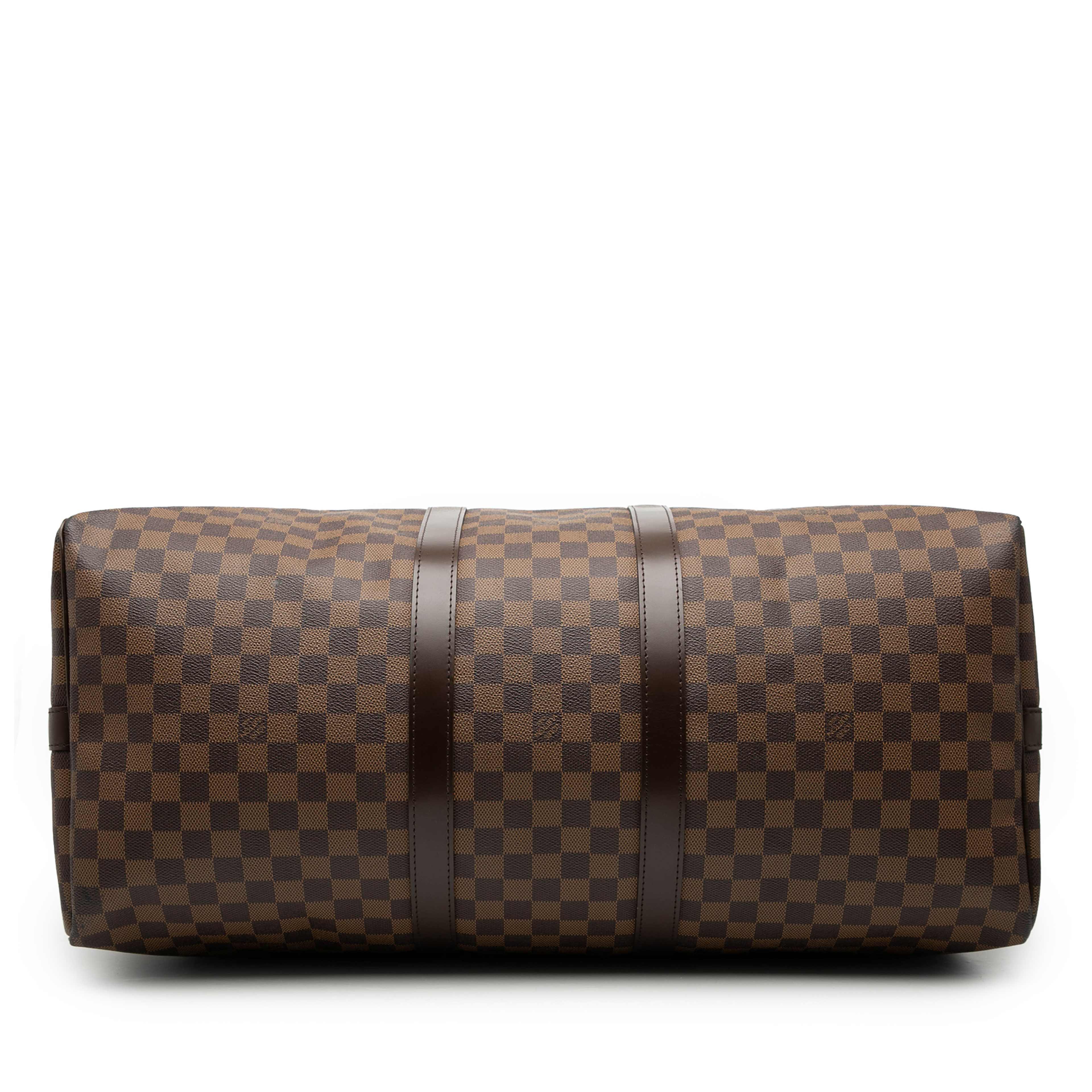 Louis Vuitton Damier Ebene Keepall Bandouliere 55, från Luxclusif, i färgen brown. Klicka för att öppna bilden i stort format