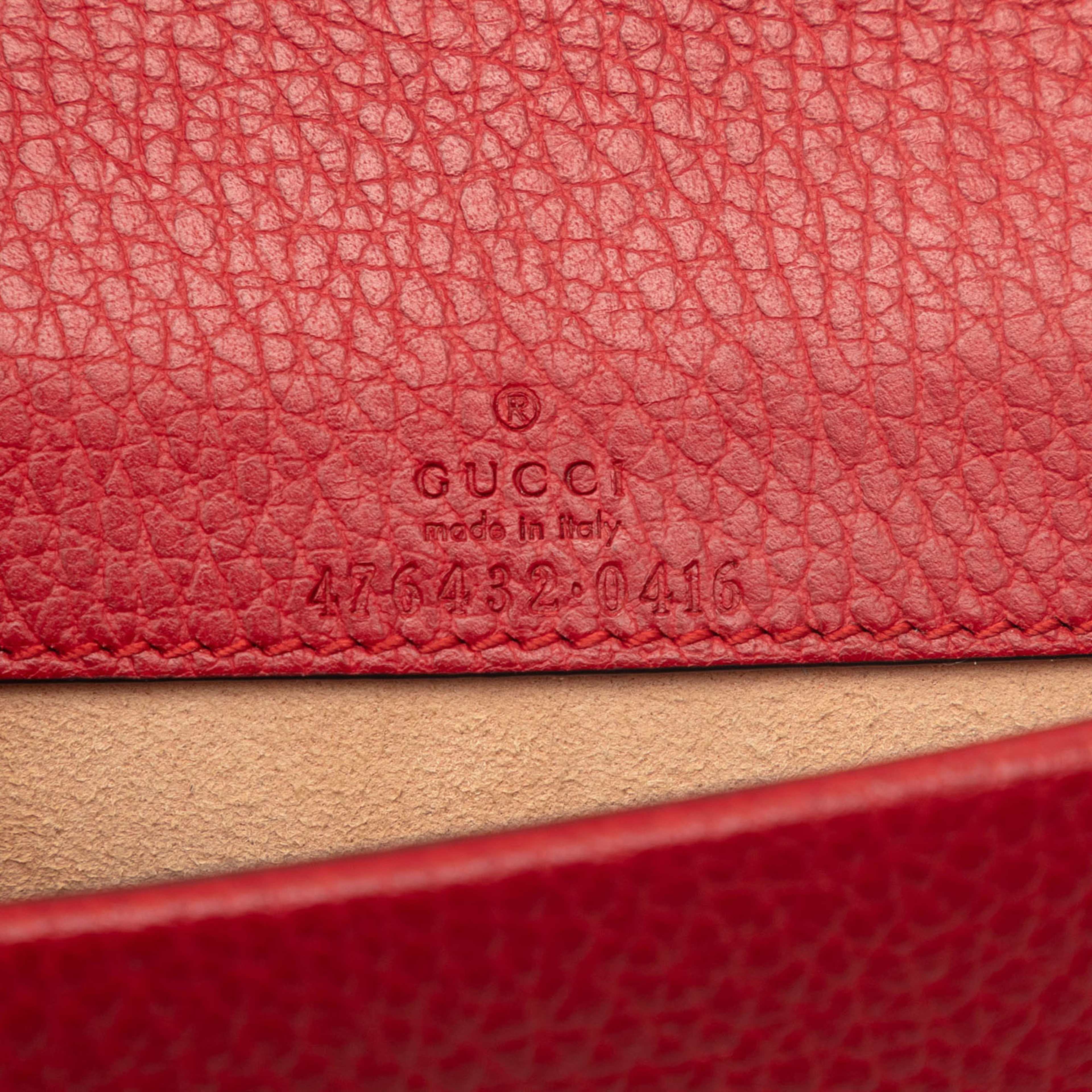Gucci Mini Leather Dionysus Crossbody, från Luxclusif, i färgen red. Klicka för att öppna bilden i stort format