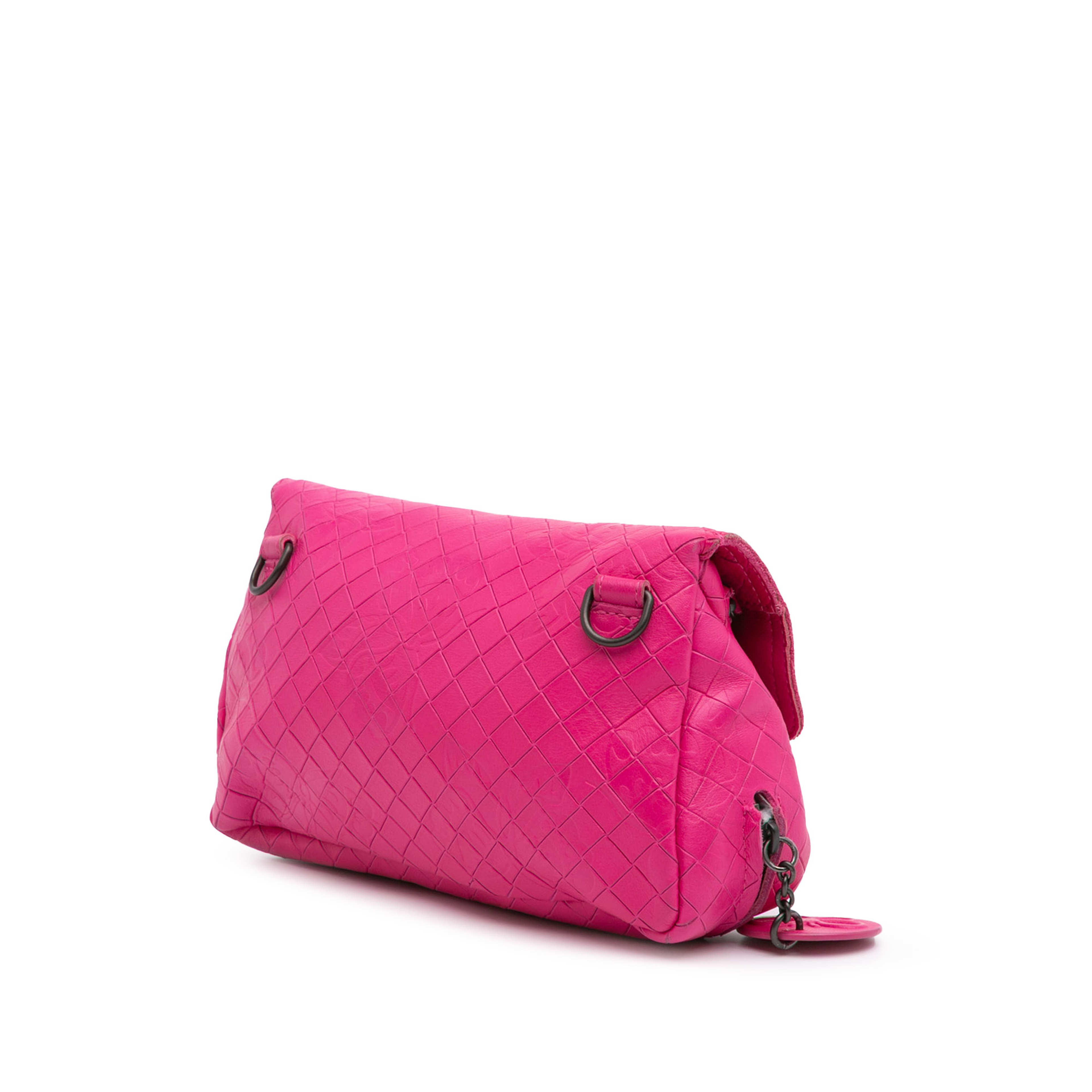 Bottega Veneta Small Calfskin Intrecciomirage Embossed Butterfly Chain Crossbody, från Luxclusif, i färgen dark pink. Klicka för att öppna bilden i stort format