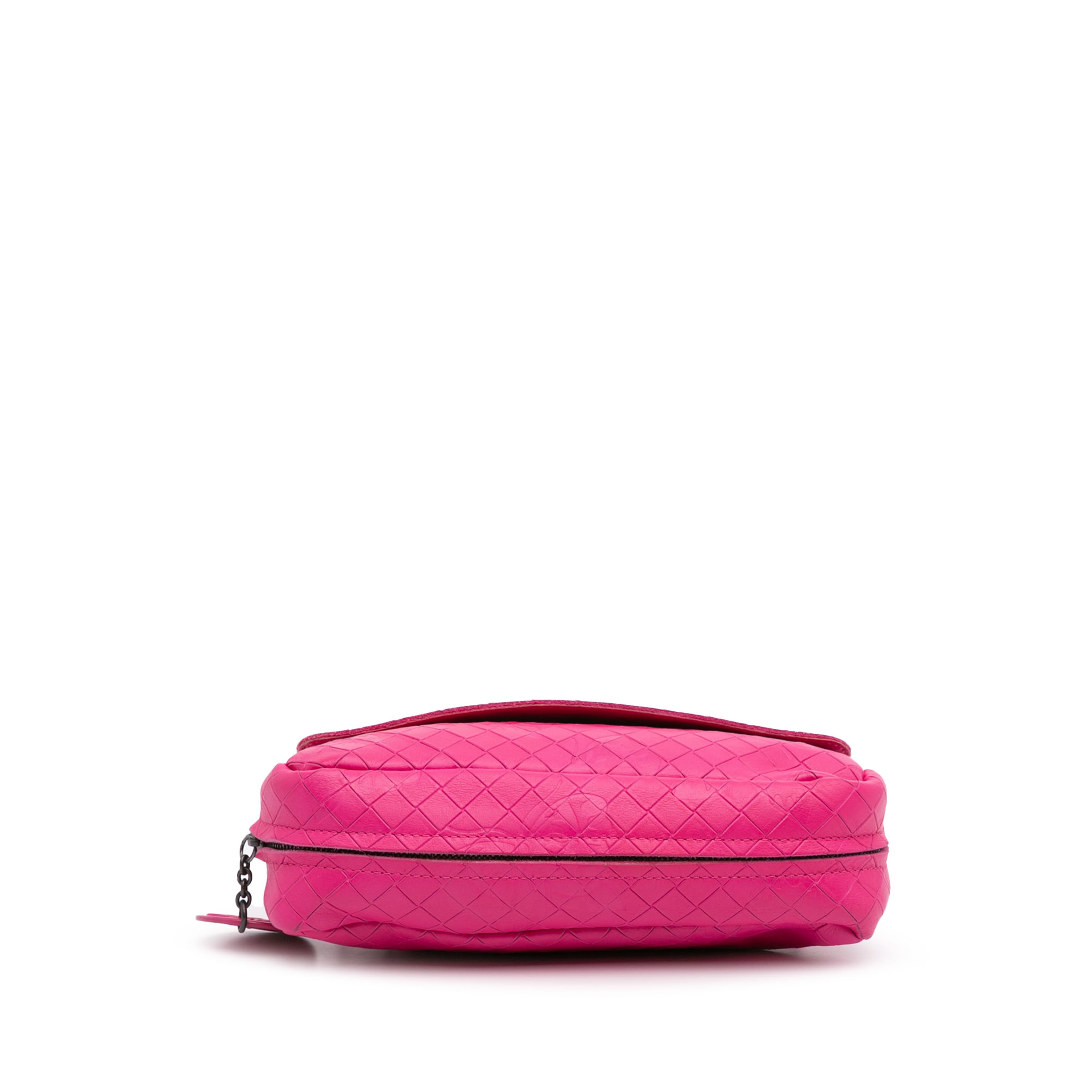 Bottega Veneta Small Calfskin Intrecciomirage Embossed Butterfly Chain Crossbody, från Luxclusif, i färgen rosa. Klicka för att öppna bilden i stort format