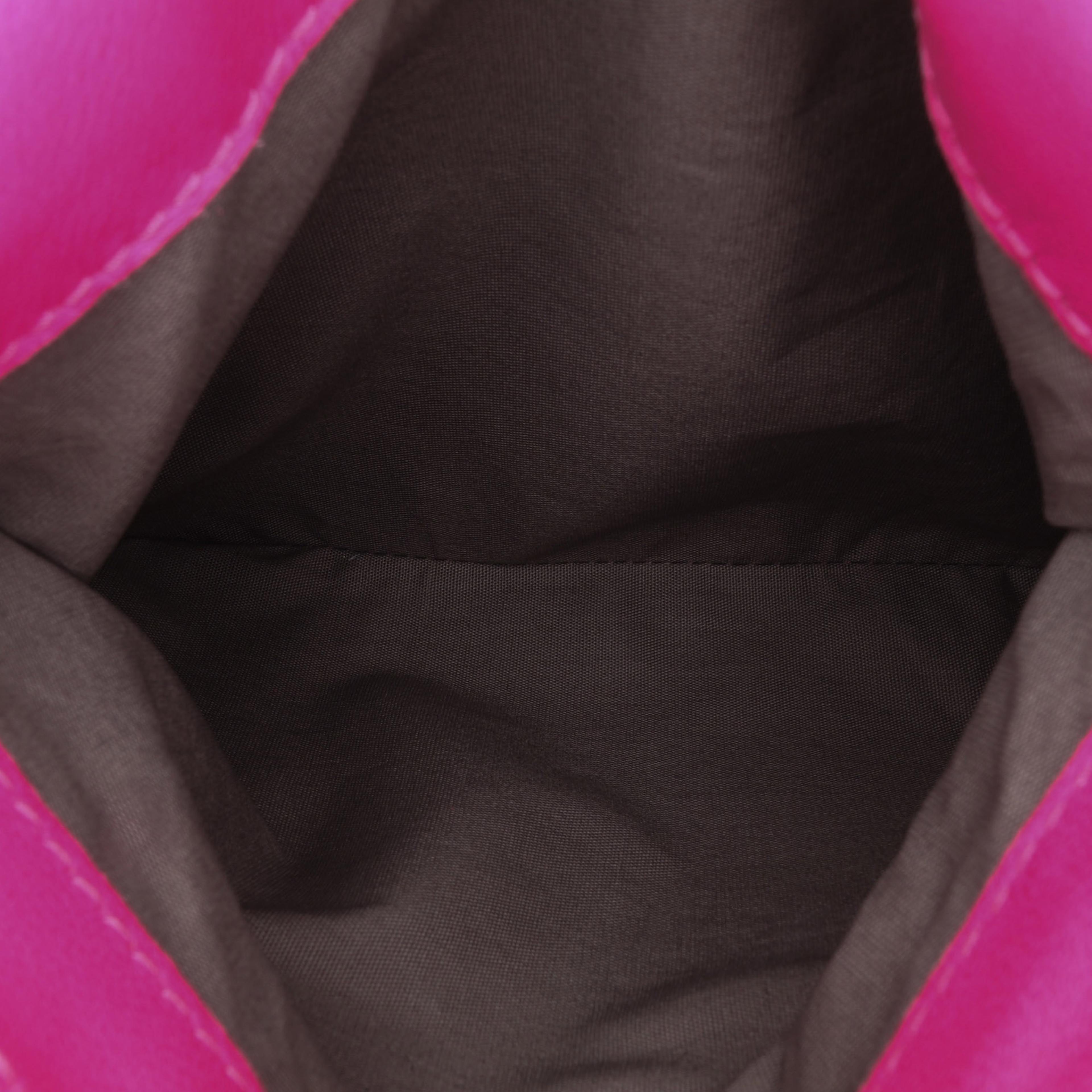 Bottega Veneta Small Calfskin Intrecciomirage Embossed Butterfly Chain Crossbody, från Luxclusif, i färgen dark pink. Klicka för att öppna bilden i stort format