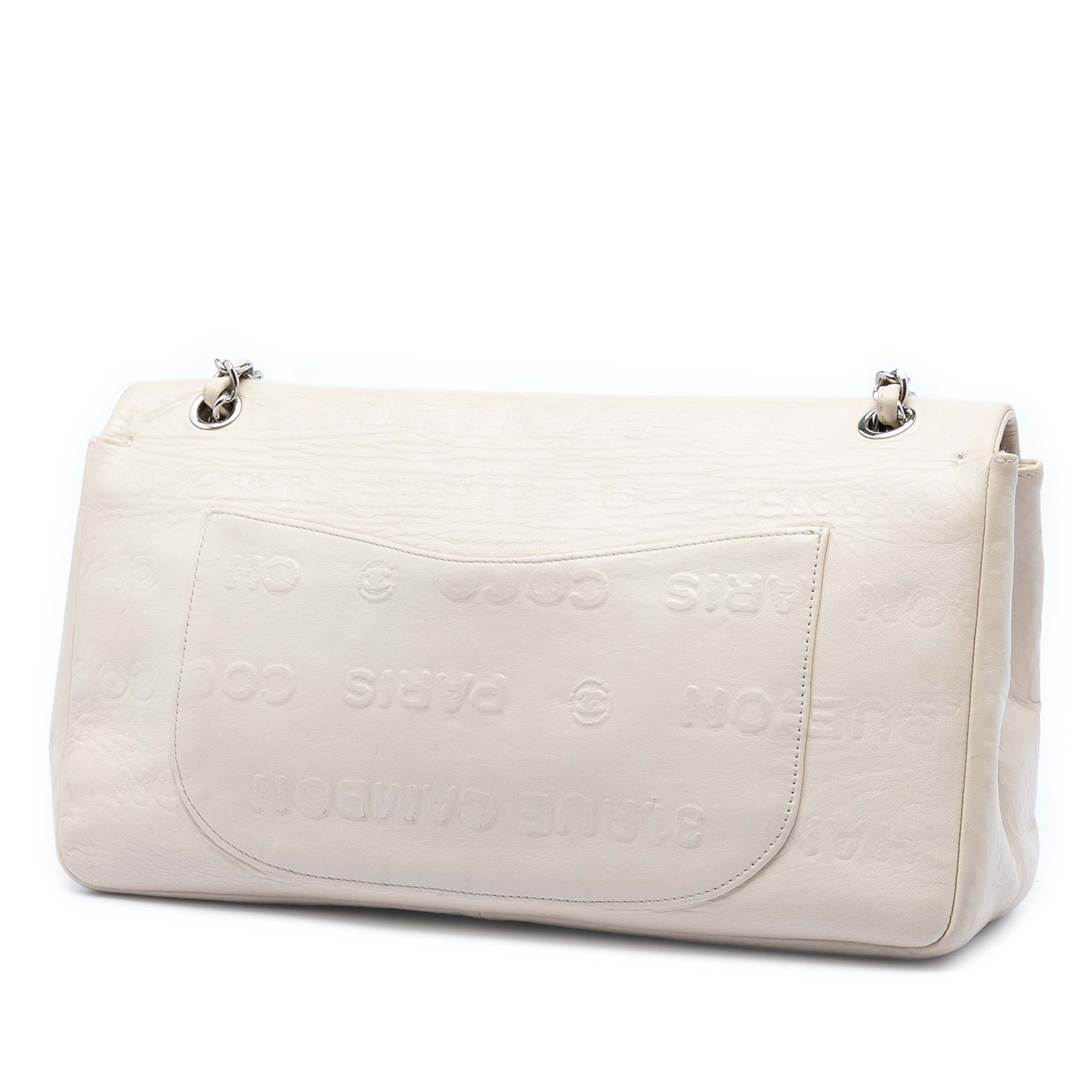 Chanel Maxi Embossed Calfskin 31 Rue Cambon Reissue 2.55 Double Flap, från Luxclusif, i färgen off white. Klicka för att öppna bilden i stort format
