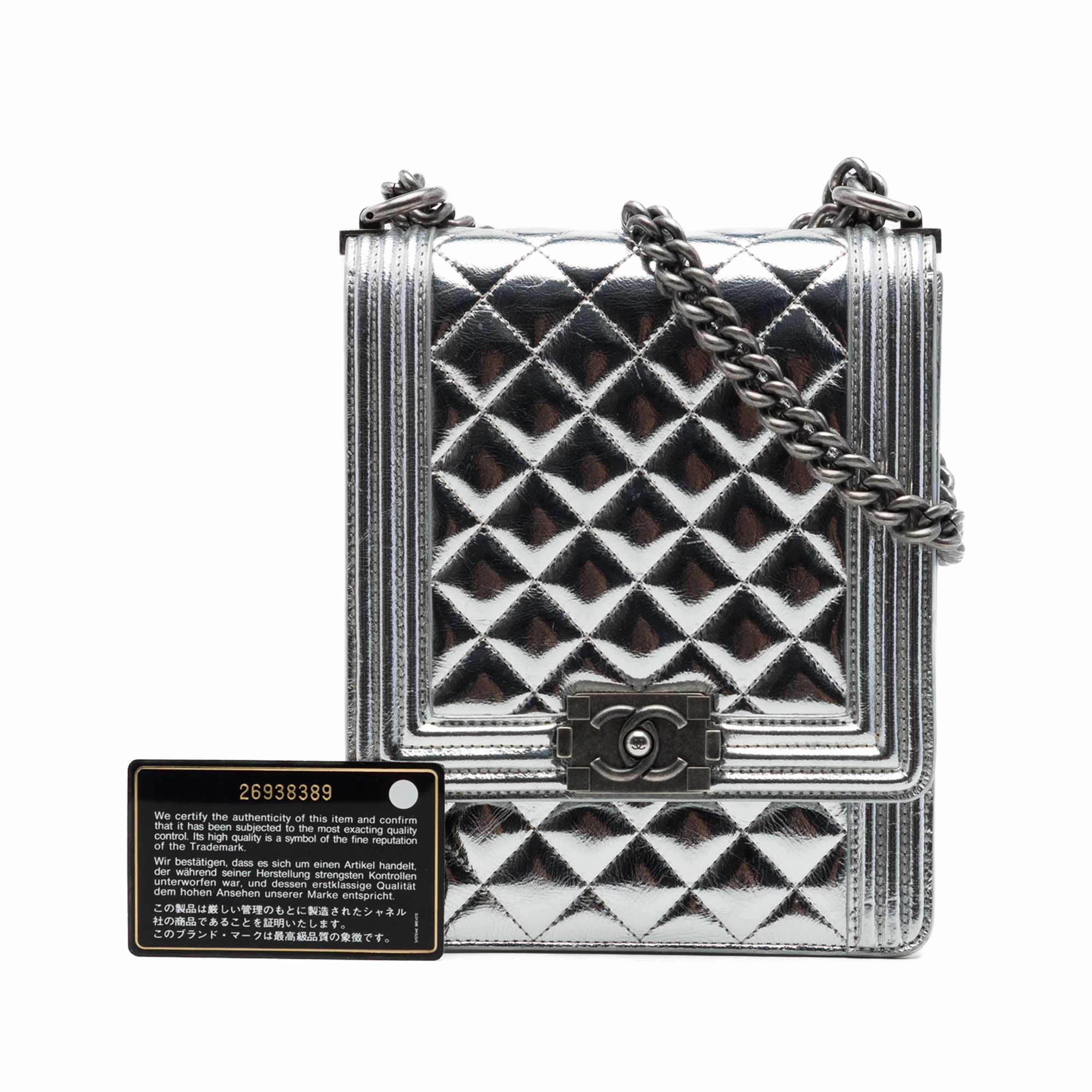 Chanel Quilted Metallic Calfskin North South Boy Flap, från Luxclusif, i färgen silver. Klicka för att öppna bilden i stort format