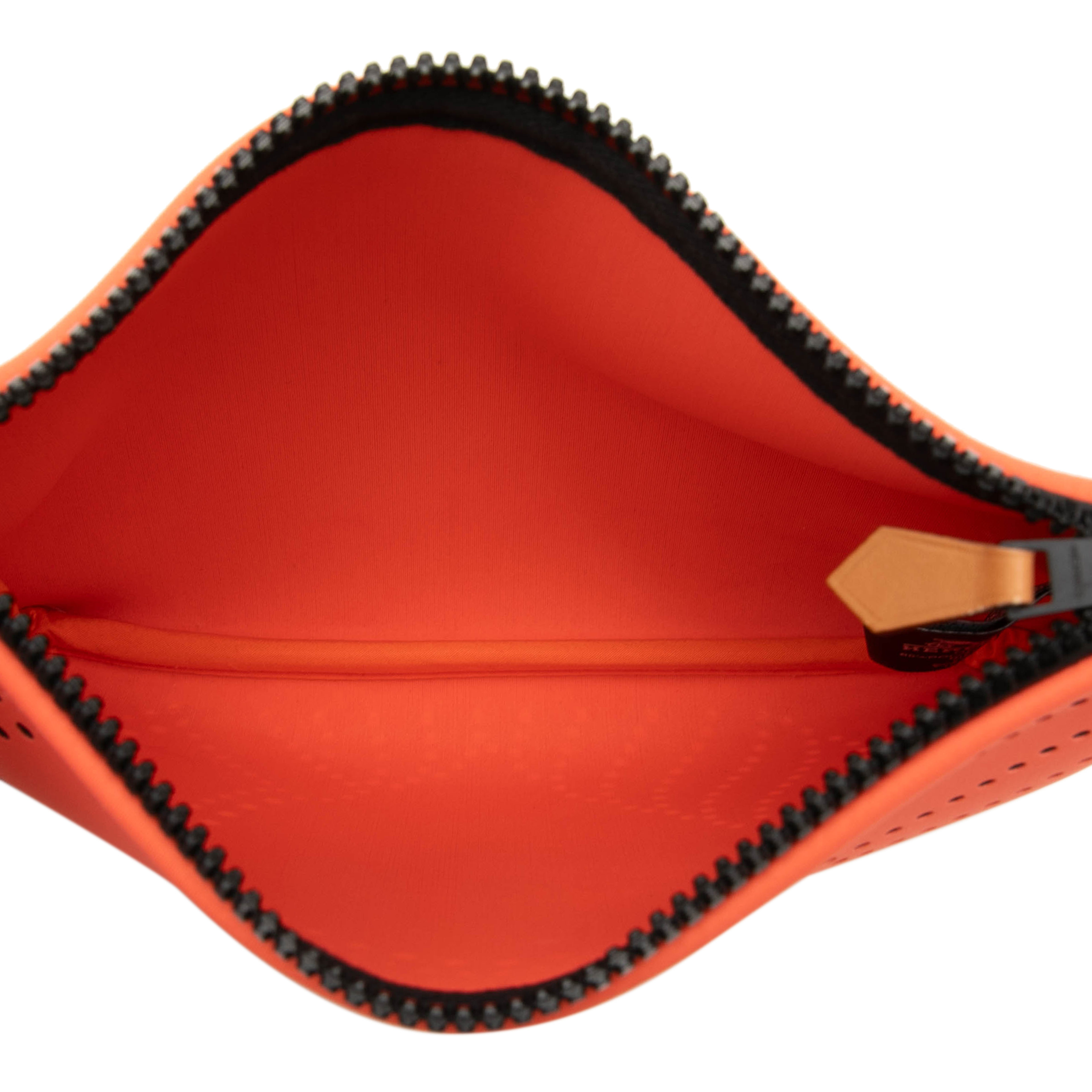 Hermès Small Perforated Nylon Neobain Canoe H Case, från Luxclusif, i färgen rosa. Klicka för att öppna bilden i stort format