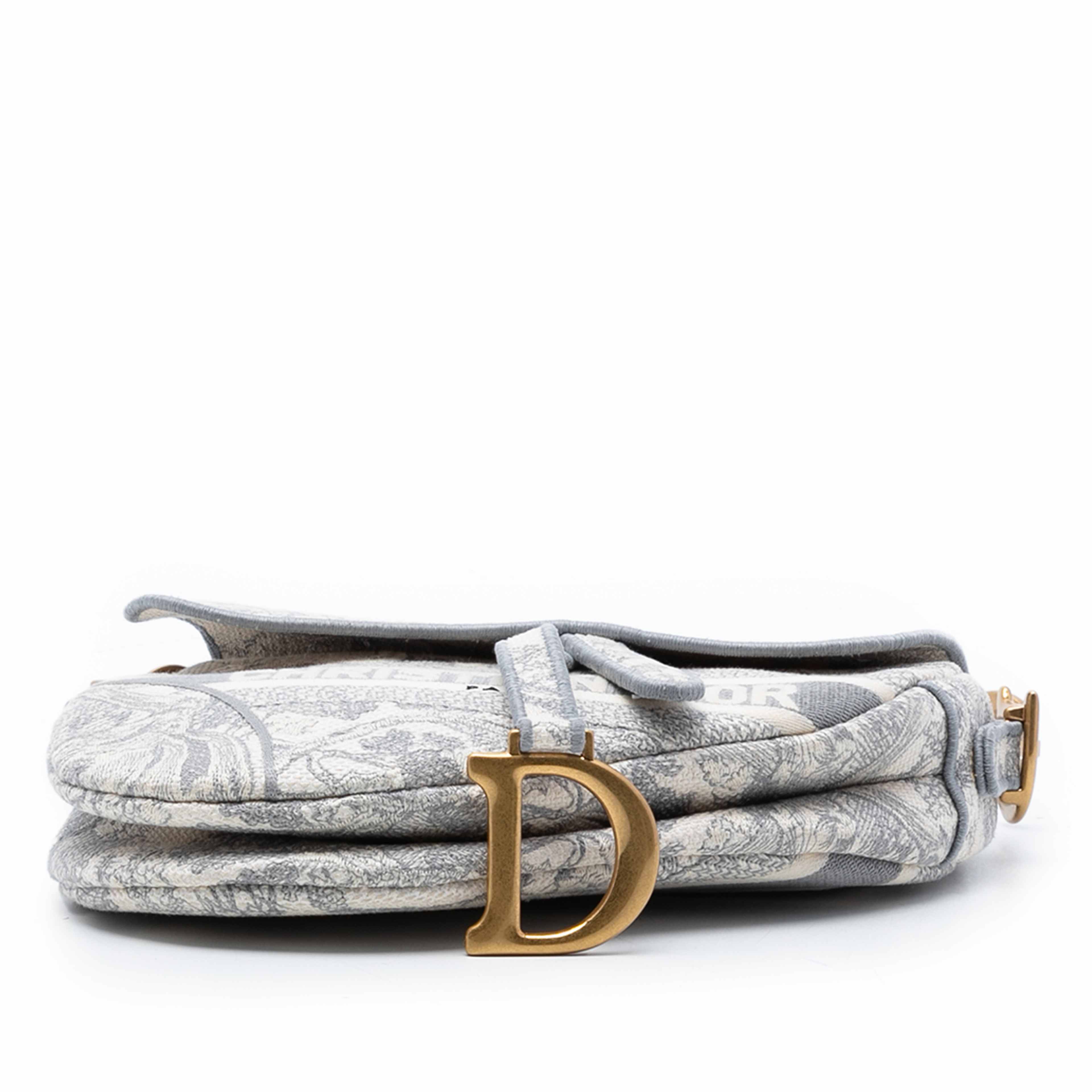 Dior Canvas Embroidered Toile De Jouy Saddle Bag, från Luxclusif, i färgen gray. Klicka för att öppna bilden i stort format