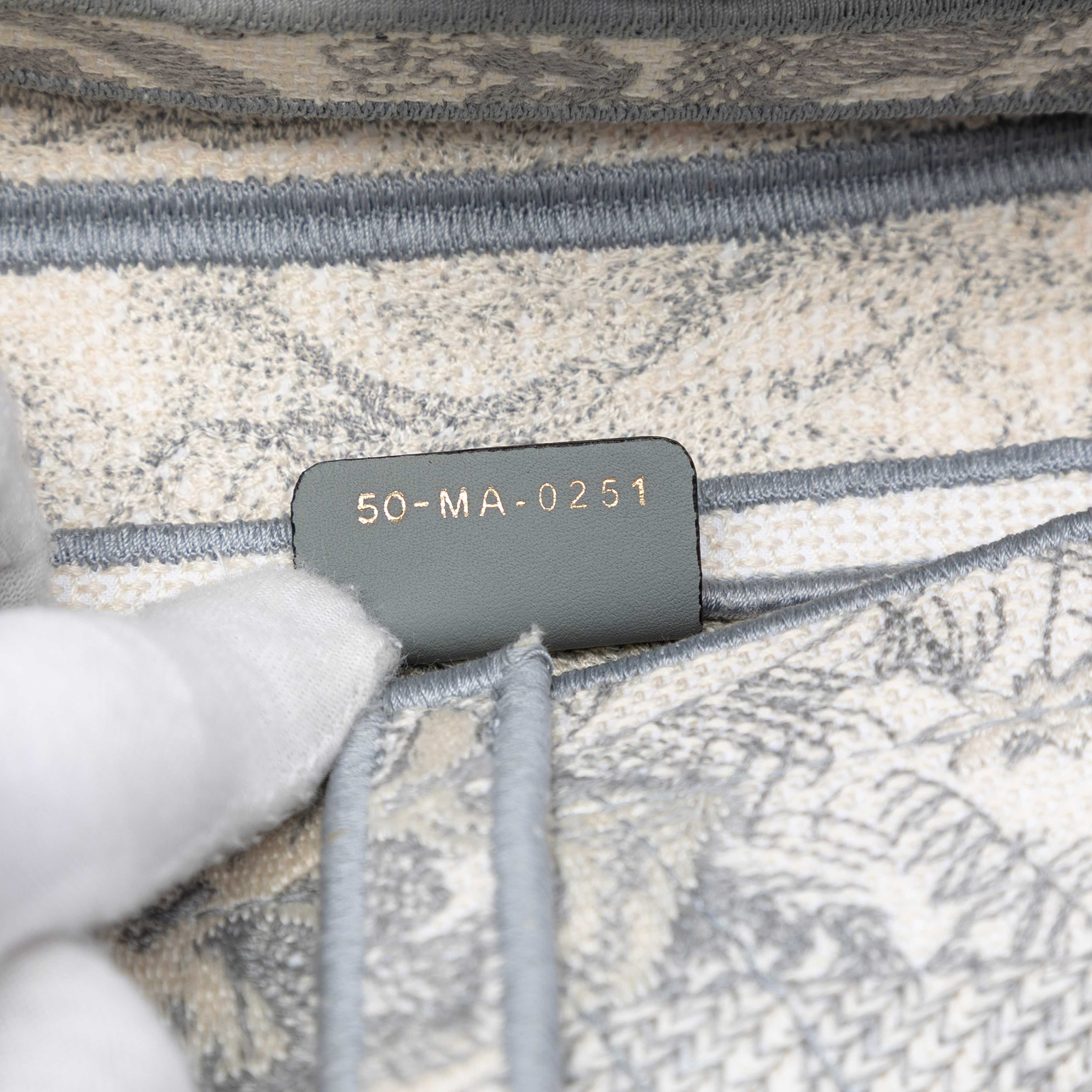 Dior Canvas Embroidered Toile De Jouy Saddle Bag, från Luxclusif, i färgen gray. Klicka för att öppna bilden i stort format