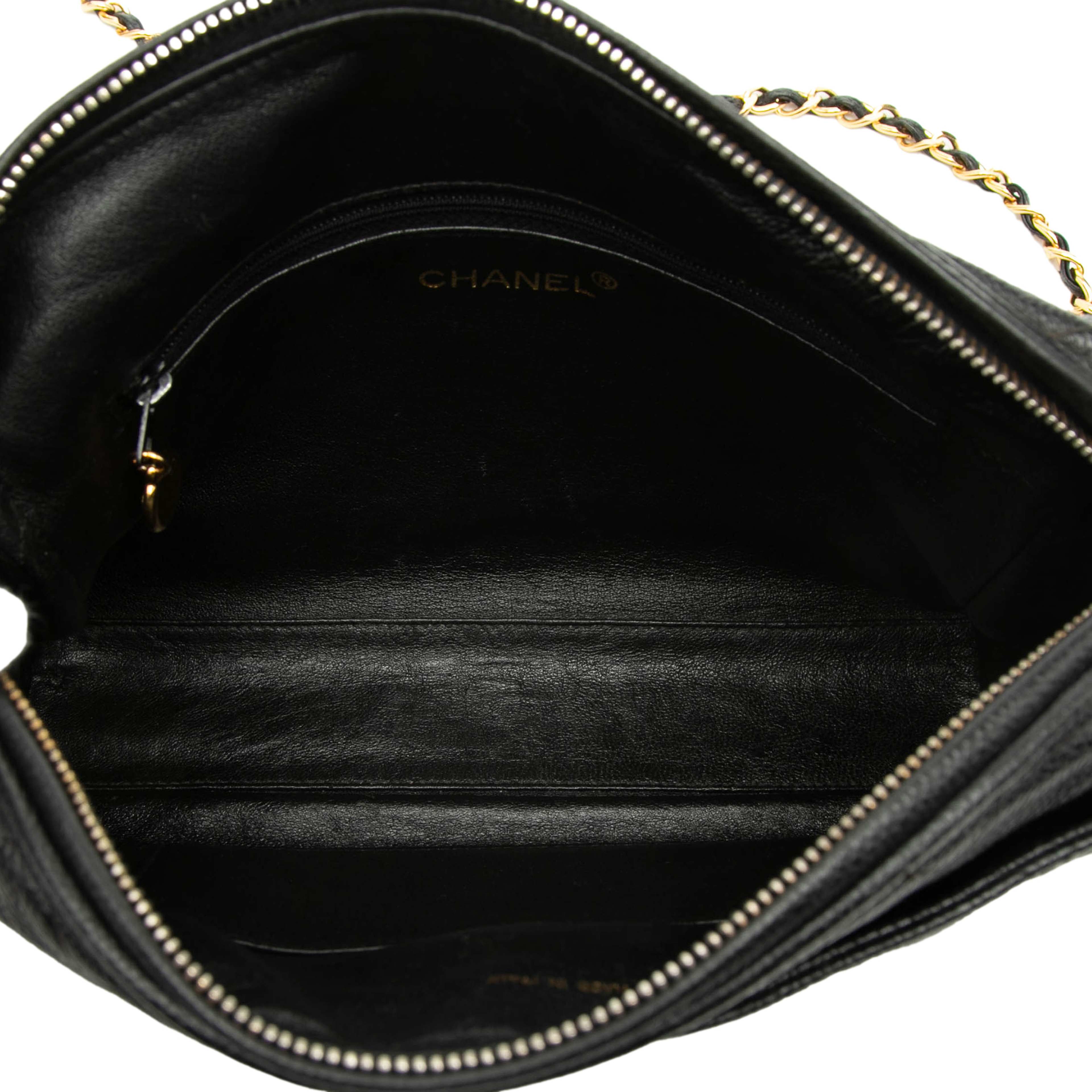 Chanel Cc Quilted Caviar Chain Camera Bag, från Luxclusif, i färgen black. Klicka för att öppna bilden i stort format