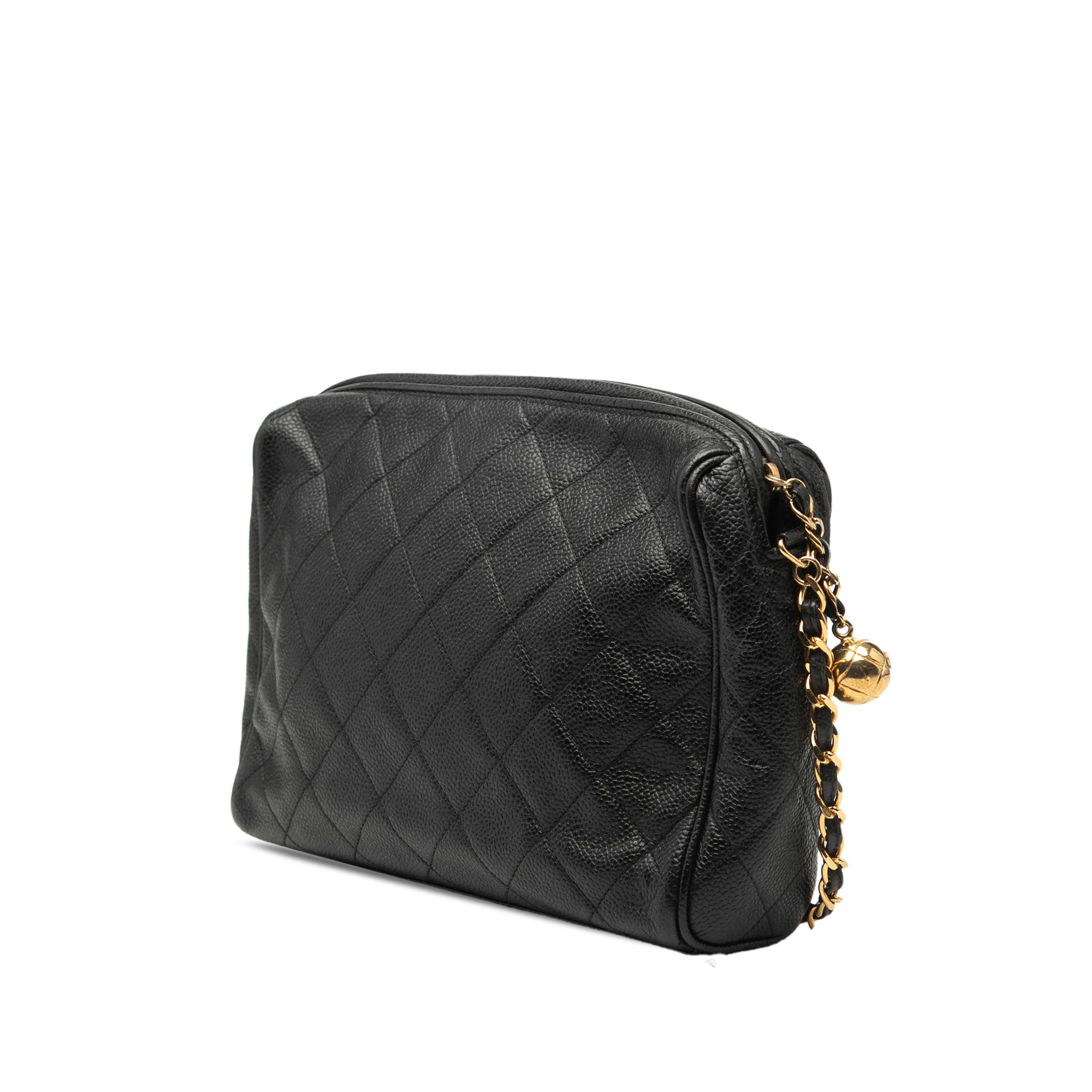 Chanel Cc Quilted Caviar Chain Camera Bag, från Luxclusif, i färgen black. Klicka för att öppna bilden i stort format