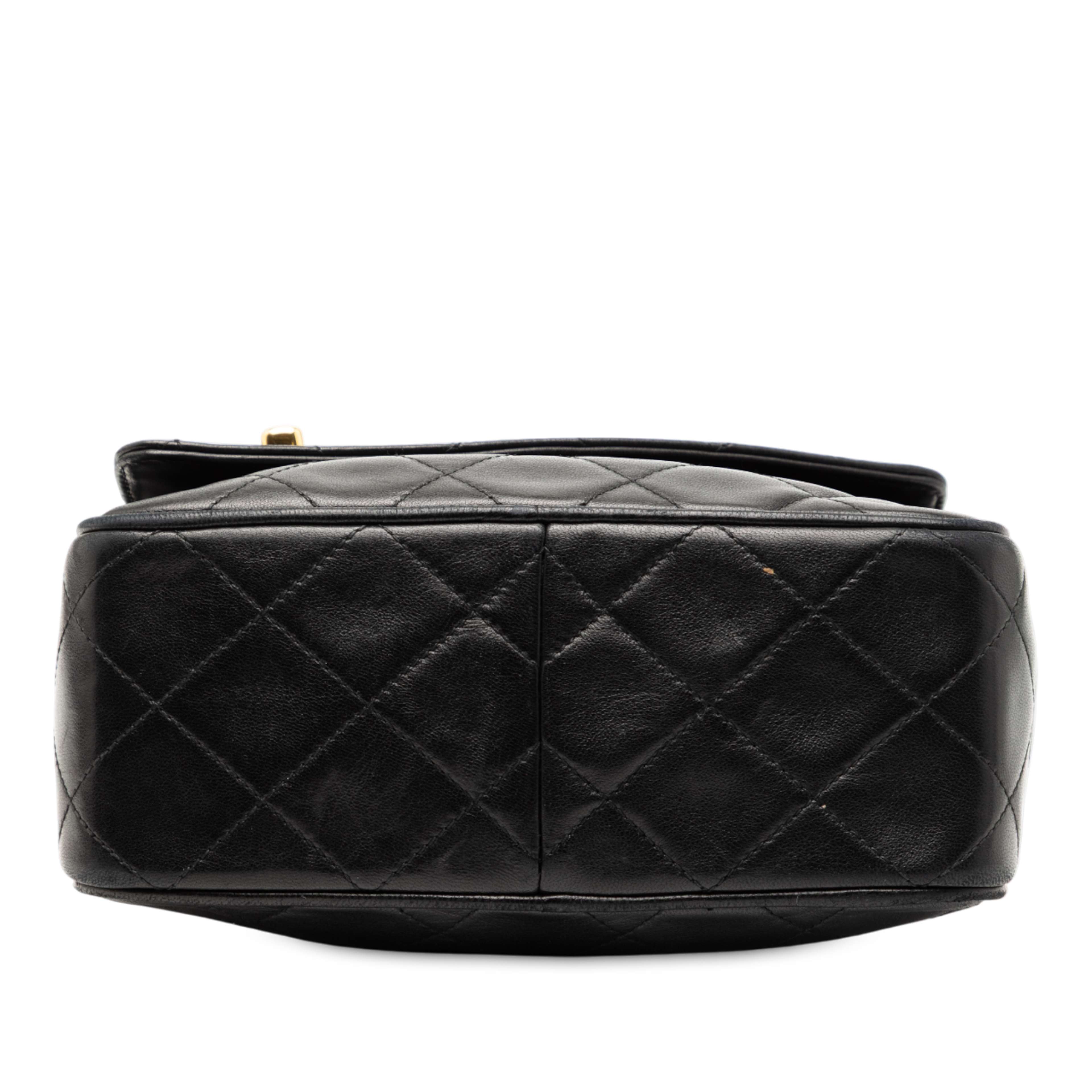 Chanel Cc Quilted Lambskin Tassel Camera Bag, från Luxclusif, i färgen black. Klicka för att öppna bilden i stort format