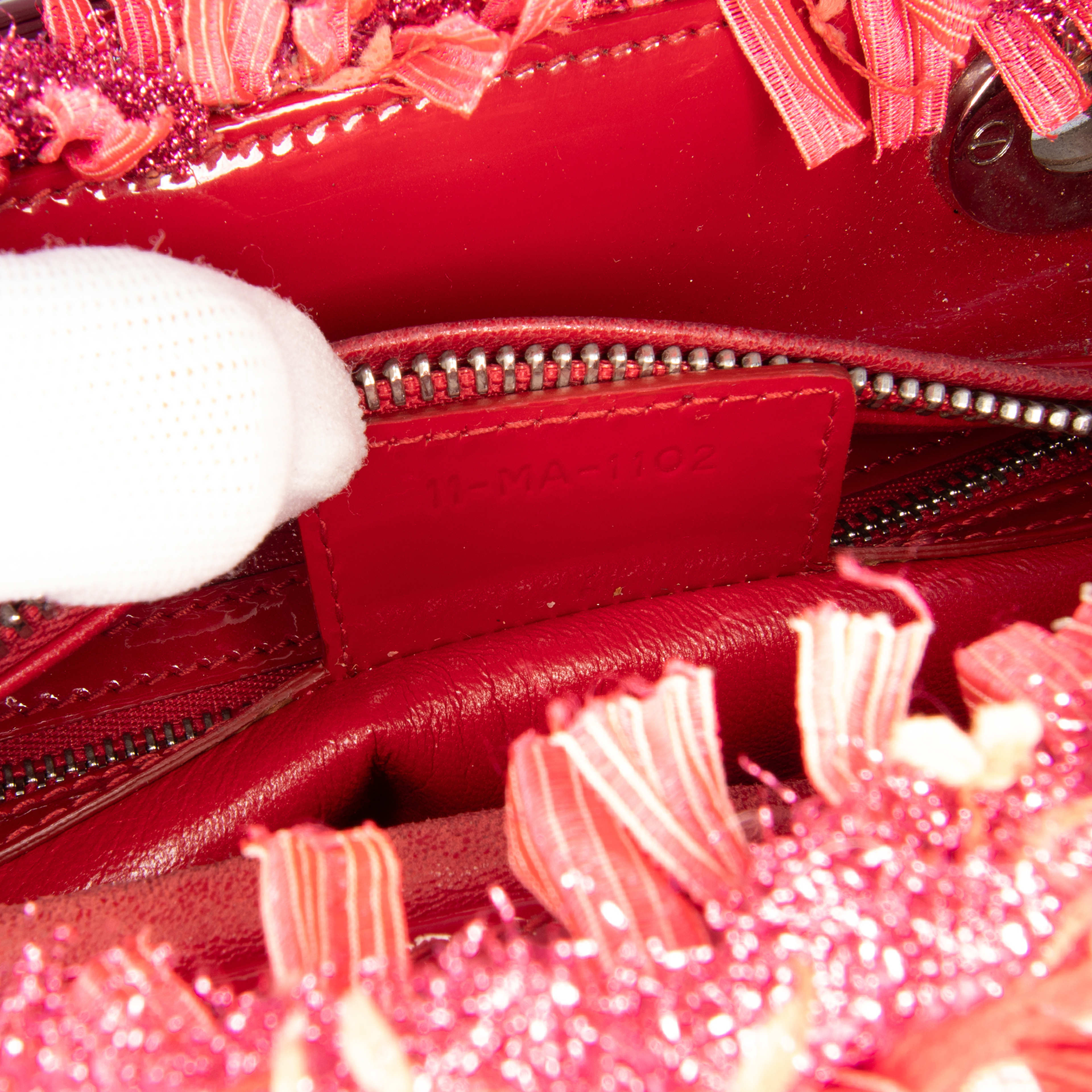 Dior Medium Tweed Fringe Rhinestone Lady Dior, från Luxclusif, i färgen red. Klicka för att öppna bilden i stort format