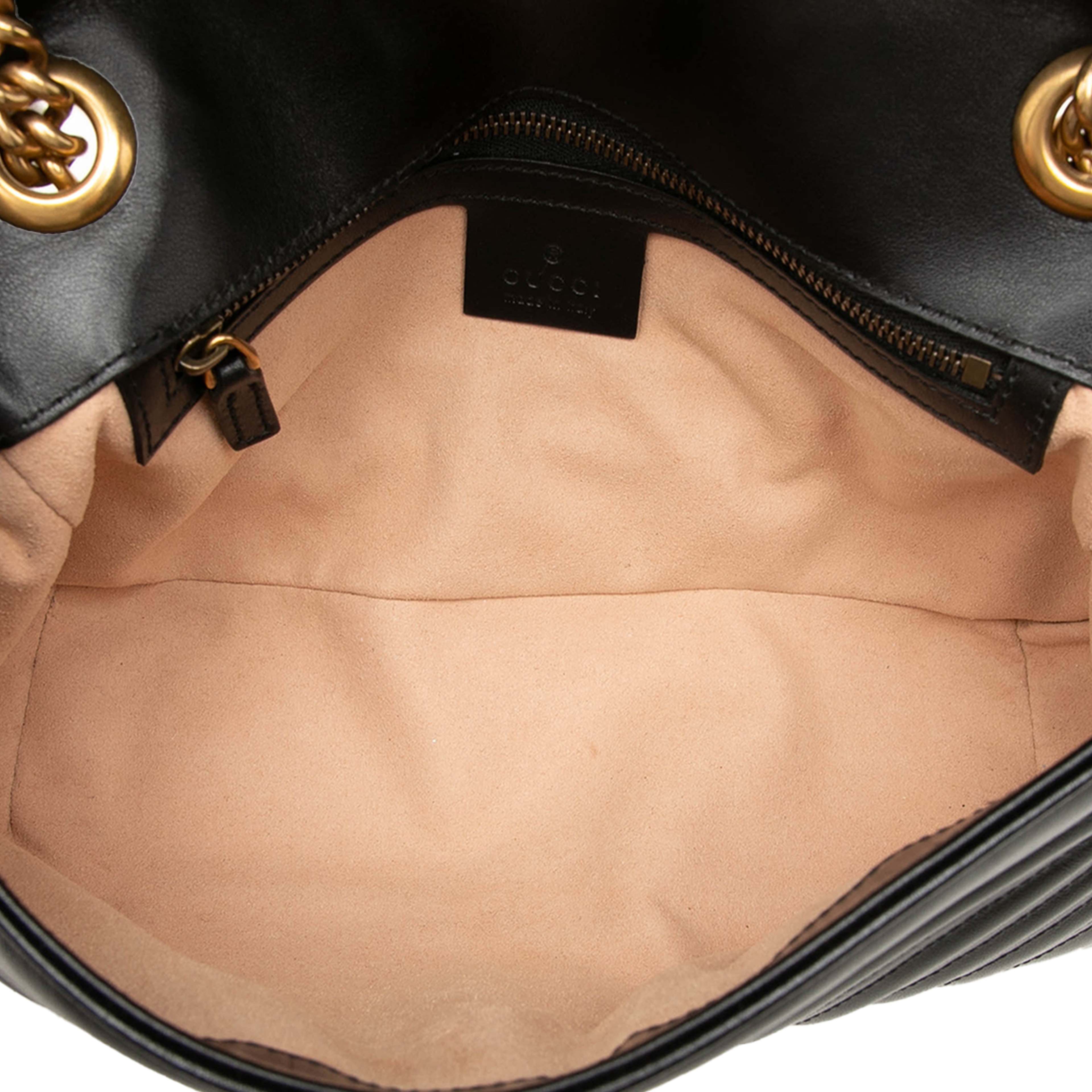 Gucci Medium Gg Marmont Matelasse Calfskin Shoulder Bag, från Luxclusif, i färgen svart. Klicka för att öppna bilden i stort format