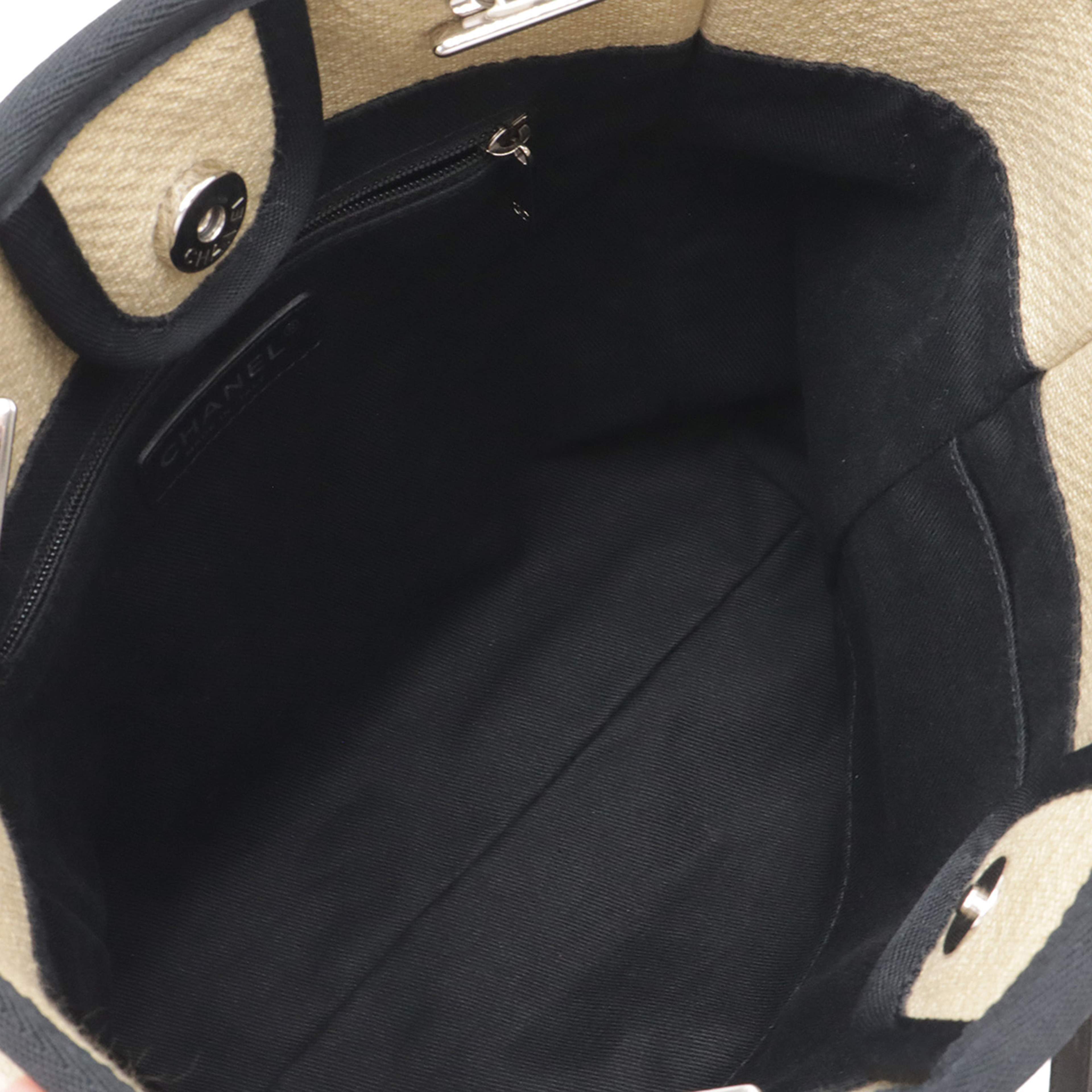 Chanel Mini Canvas Deauville Tote, från Luxclusif, i färgen beige. Klicka för att öppna bilden i stort format