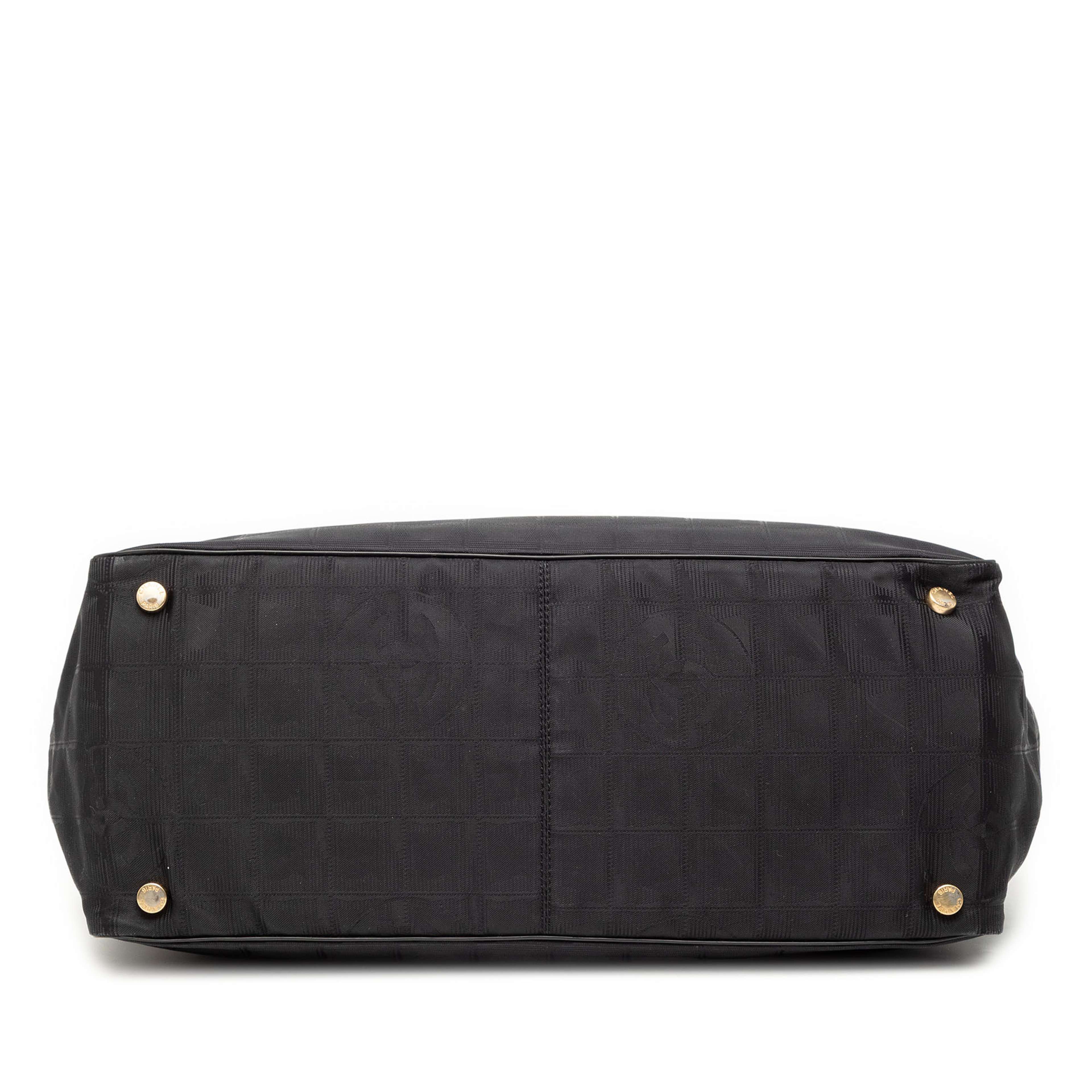 Chanel New Travel Line Nylon Tote, från Luxclusif, i färgen black. Klicka för att öppna bilden i stort format