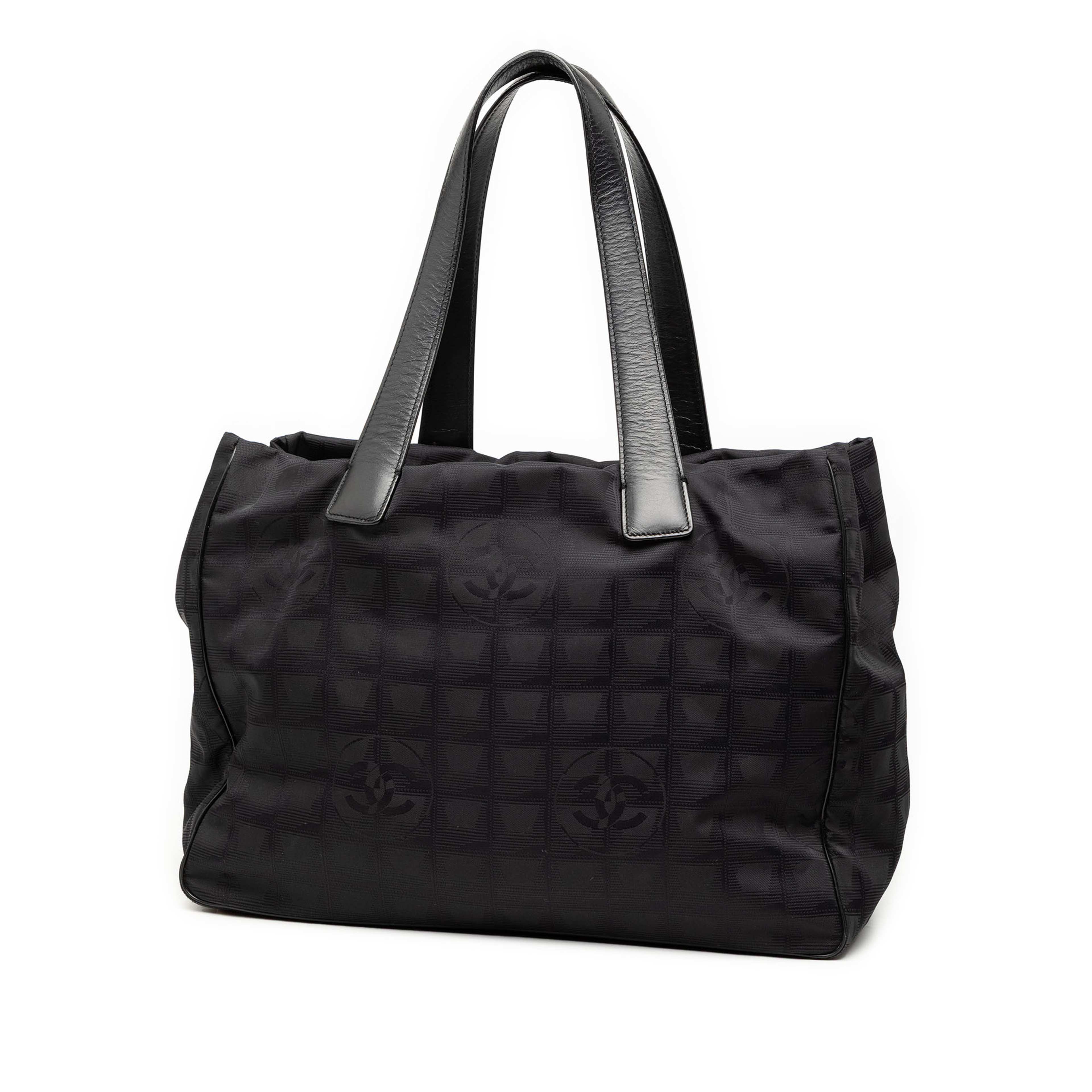 Chanel New Travel Line Nylon Tote, från Luxclusif, i färgen black. Klicka för att öppna bilden i stort format