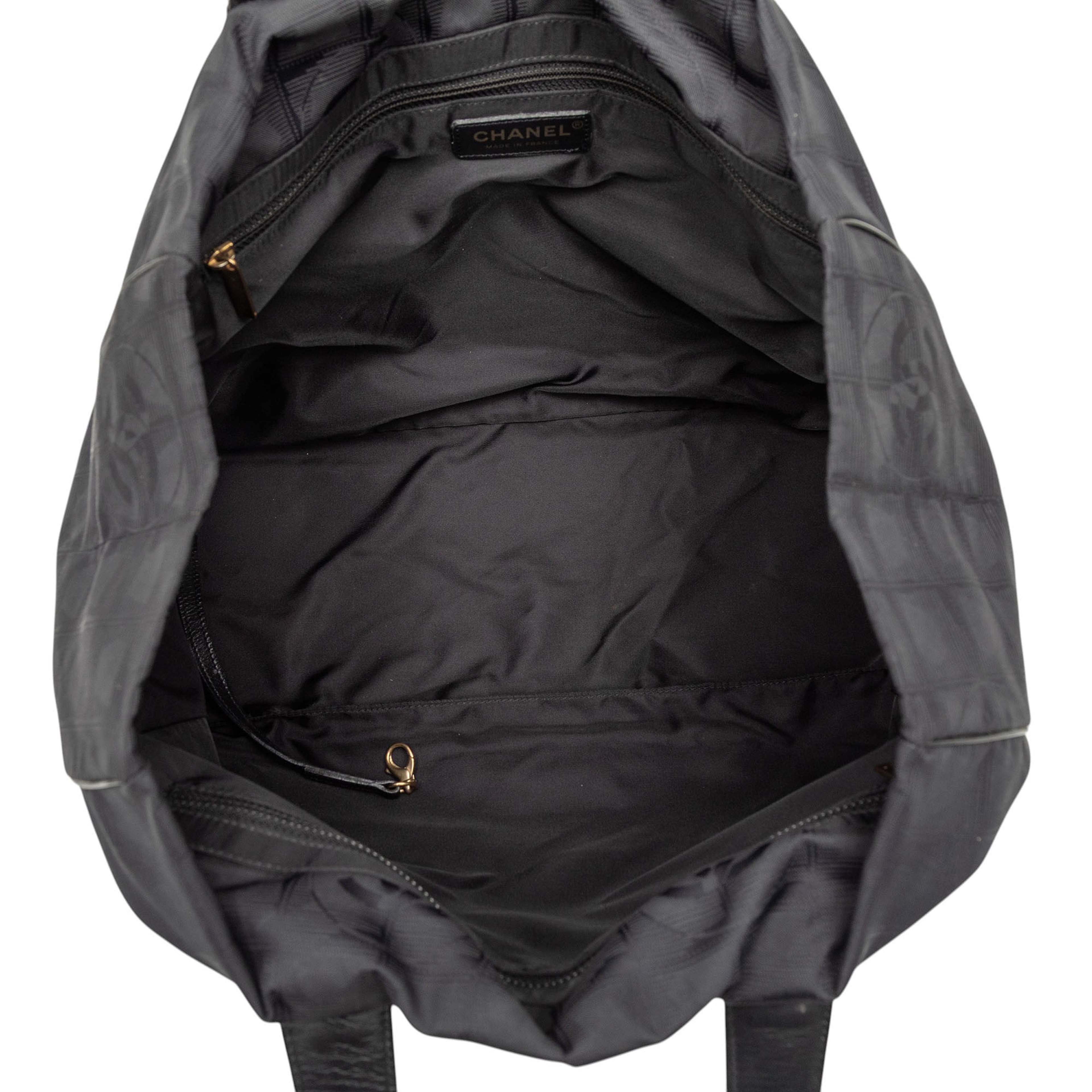 Chanel New Travel Line Nylon Tote, från Luxclusif, i färgen black. Klicka för att öppna bilden i stort format