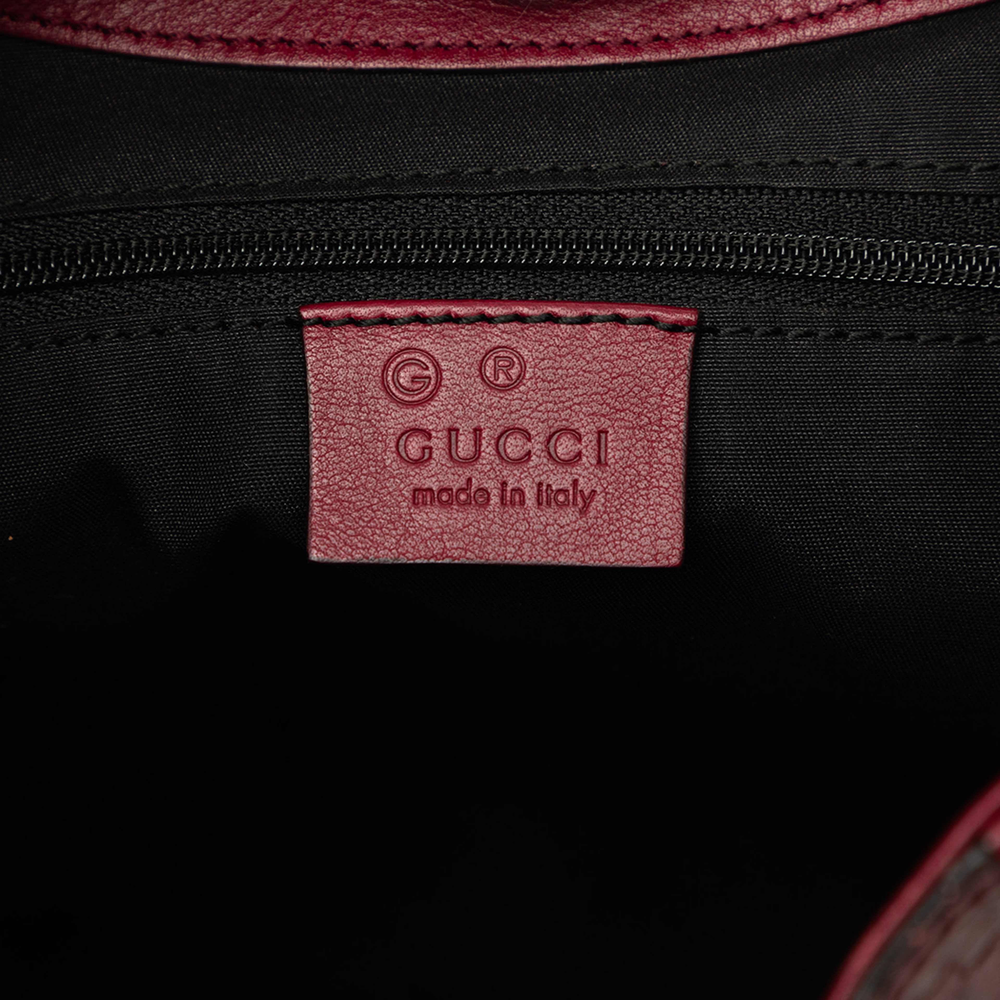 Gucci Horsebit Embossed Calfskin Hobo, från Luxclusif, i färgen röd. Klicka för att öppna bilden i stort format